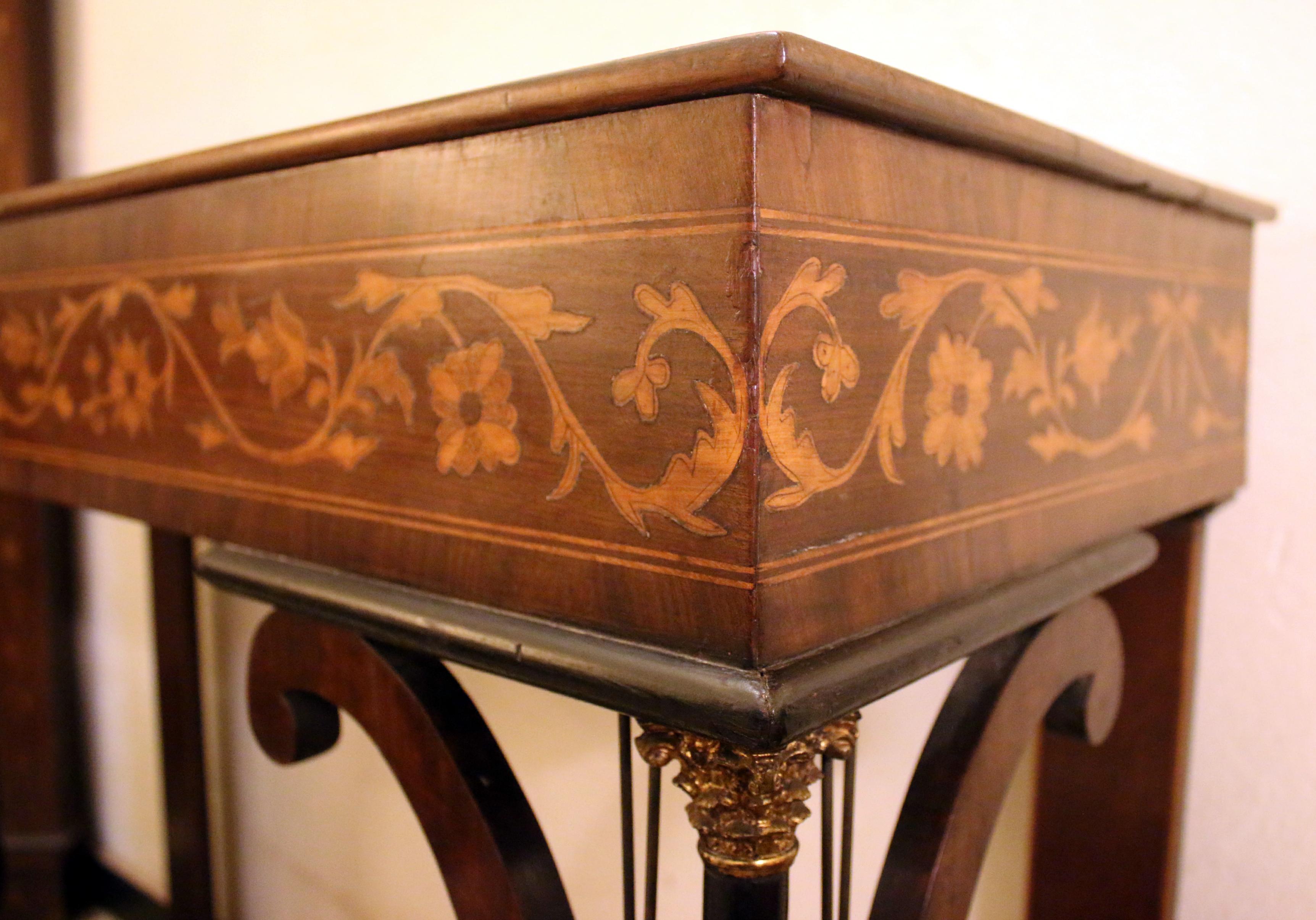 Table console en acajou de la période Régence avec marqueterie en bois de satin Bon état - En vente à Savannah, GA