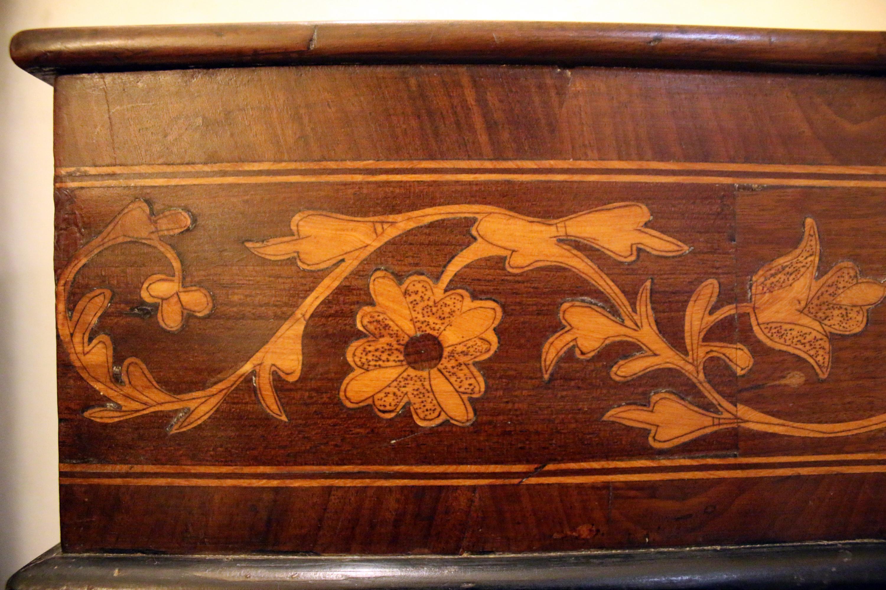 Début du XIXe siècle Table console en acajou de la période Régence avec marqueterie en bois de satin en vente