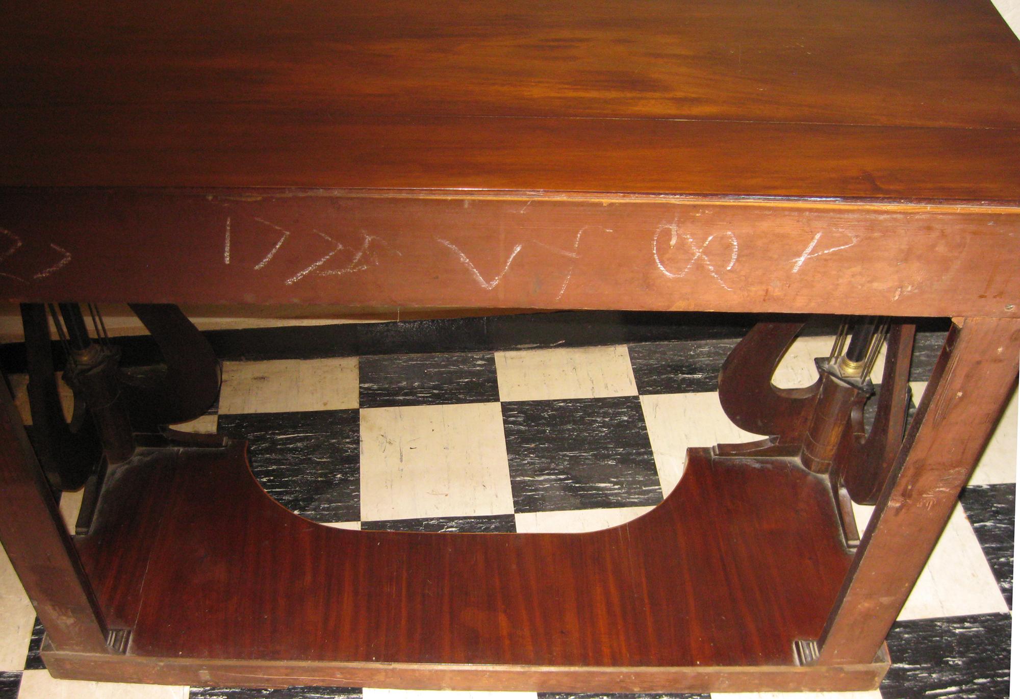Table console en acajou de la période Régence avec marqueterie en bois de satin en vente 1