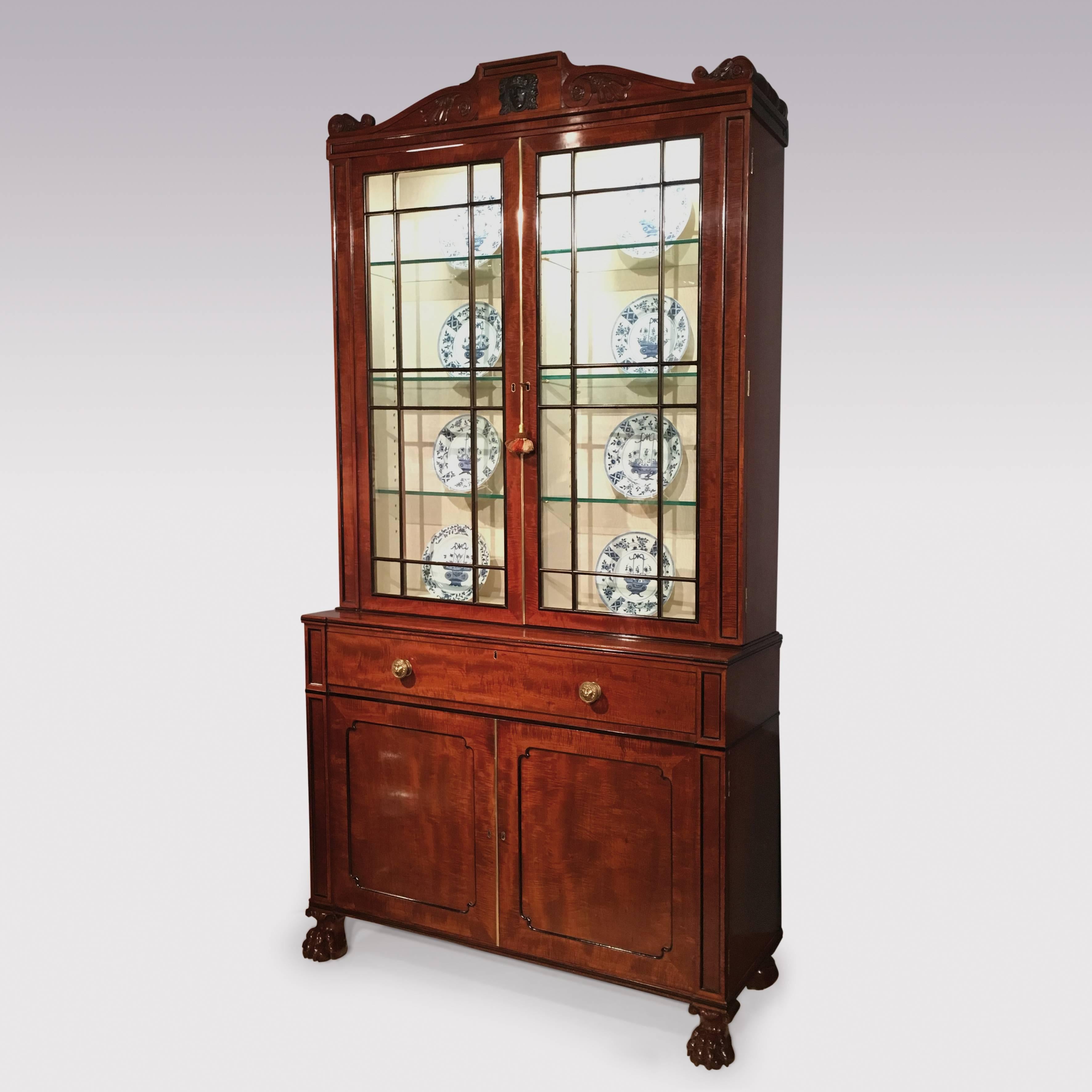 Libreria secretaire in mogano con schienale a forma di violino di Thomas Hope, di ottima qualità, risalente agli inizi del XIX secolo, con cornice intagliata a volute e ad anthemion e placca centrale in bronzo applicata raffigurante teste classiche.