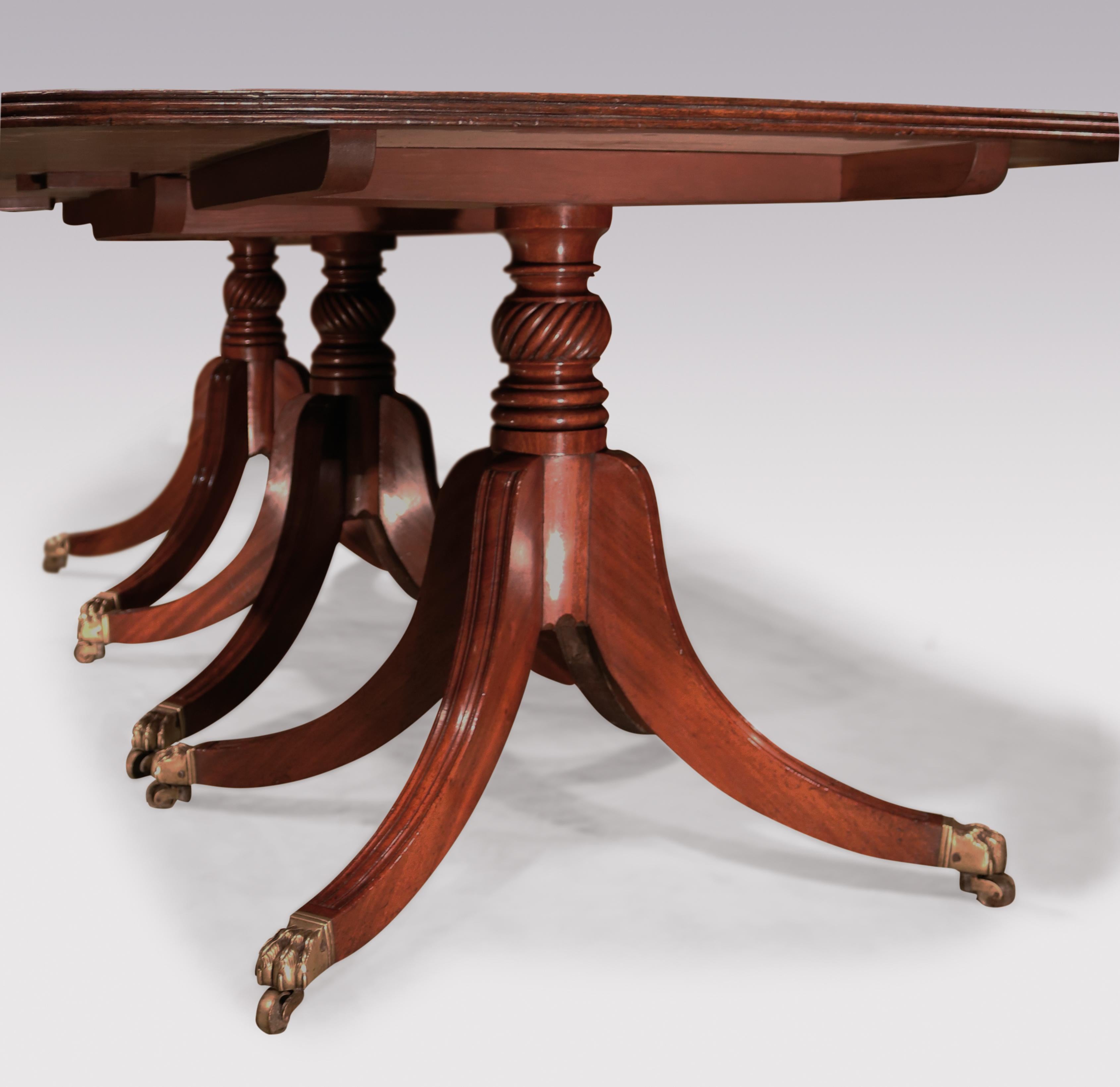Anglais Table de salle à manger à trois piliers en acajou d'époque Régence en vente