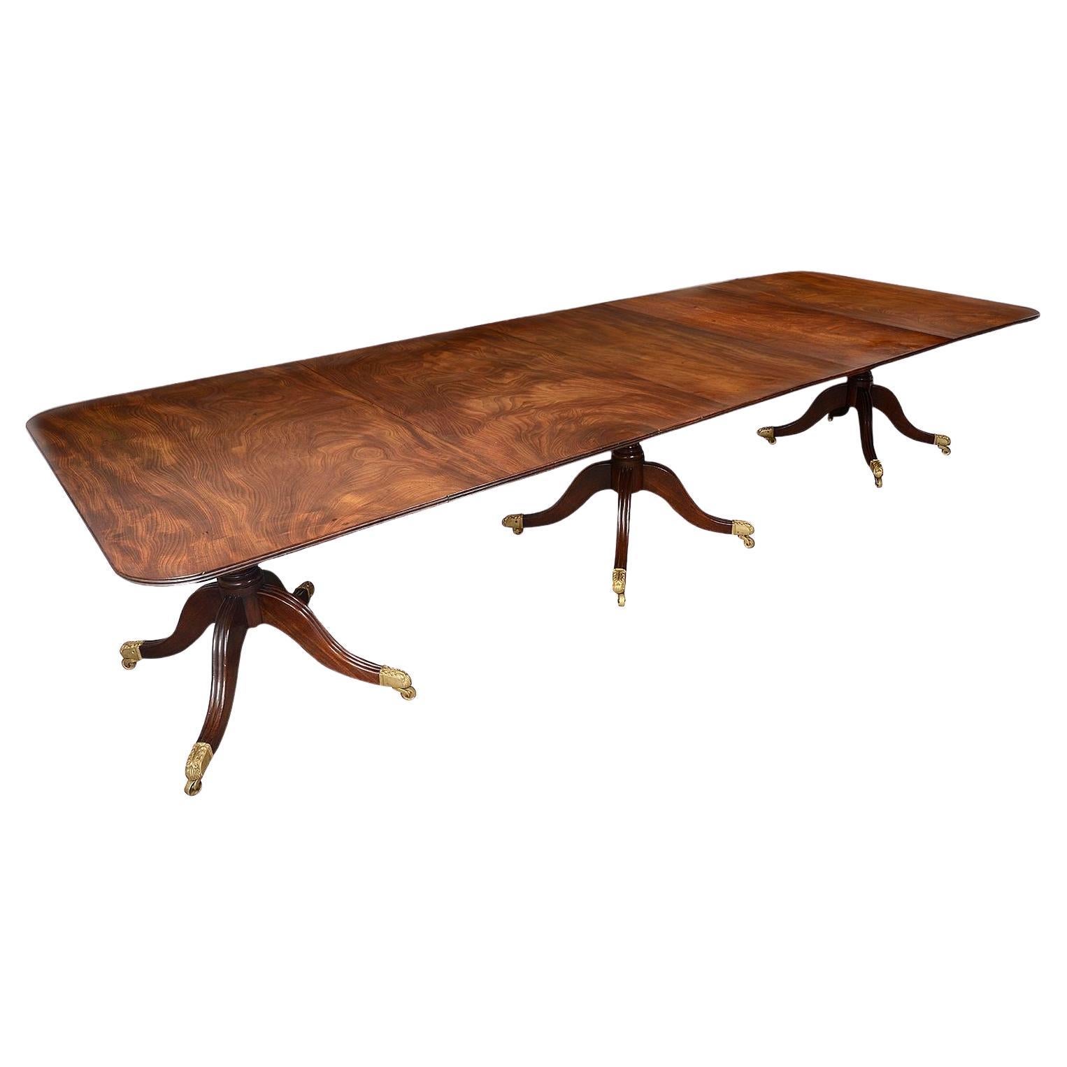 Table de salle à manger à trois pieds en acajou d'époque Régence. en vente