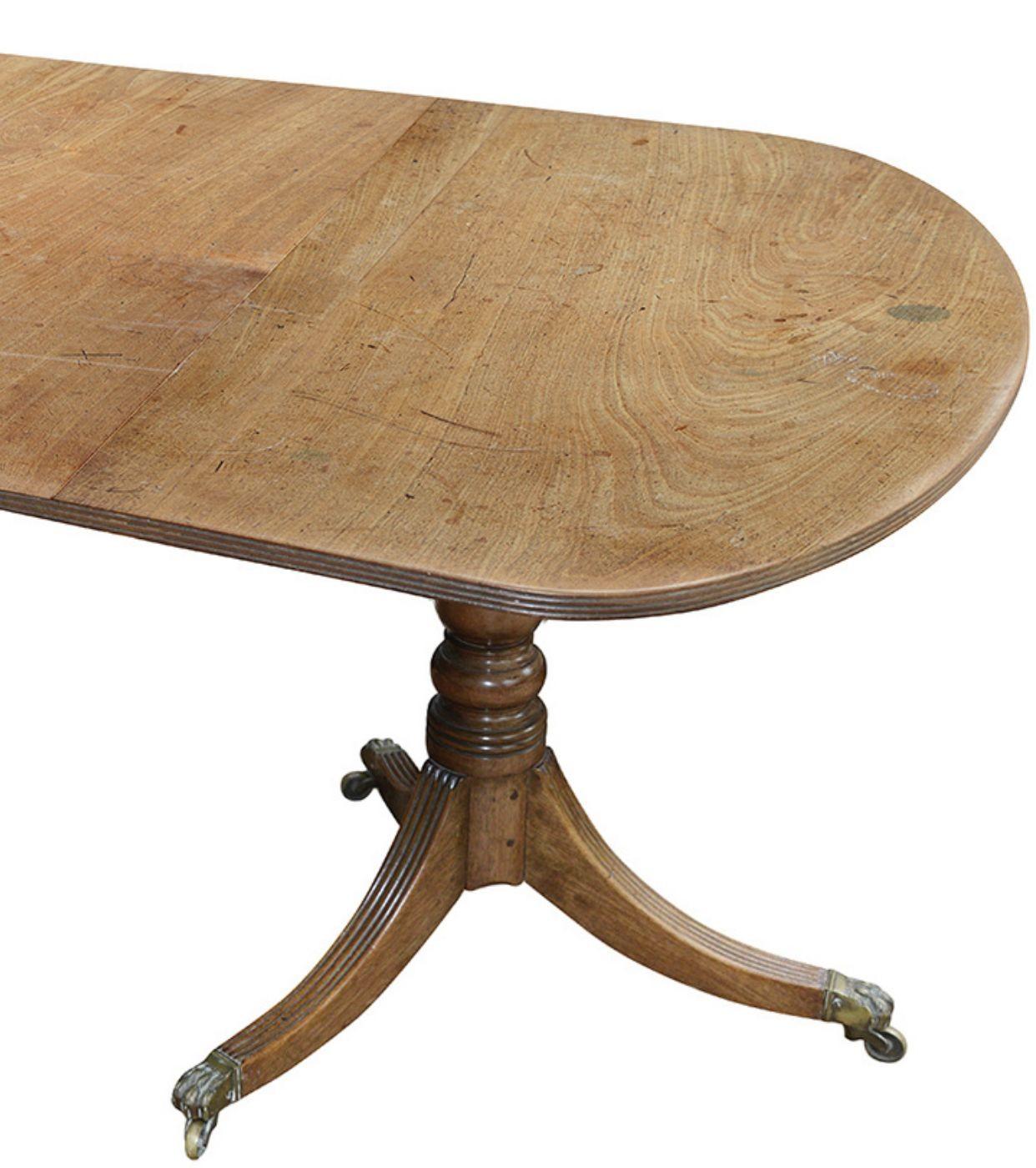 Table de salle à manger à deux pieds en acajou de bonne qualité, d'époque Régence du 19e siècle. Elle repose sur deux piédestaux à trois ébrasements et à cannelures, terminés par des roulettes en laiton.
Quelques modifications.