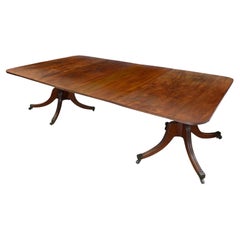 Mesa de comedor de caoba con dos pedestales, de la época de la Regencia.