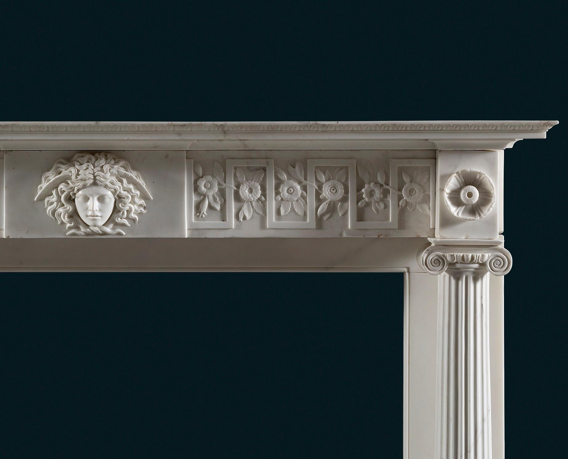 Neoklassizistischer Säulenkamin aus weißem Bildhauermarmor aus der Regency-Periode (Italienisch) im Angebot