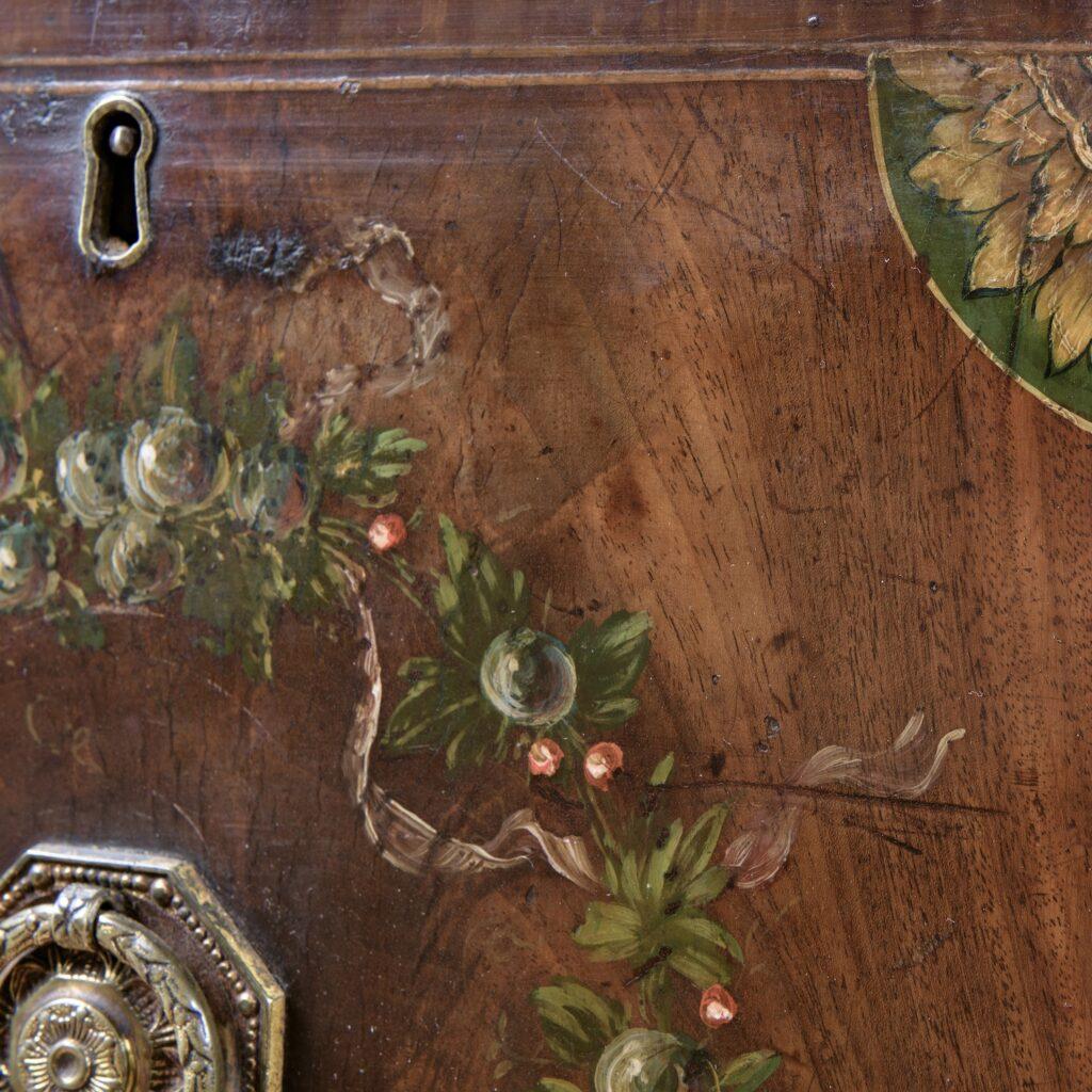 Credenza dipinta del periodo Regency - attribuita a George Seddon & Sons, piano in mogano figurato sormontato da una galleria originale in ottone dorato ornata da ghiande in fusione
Inglese circa 1795 - 1805
Il piano in mogano altamente figurato è