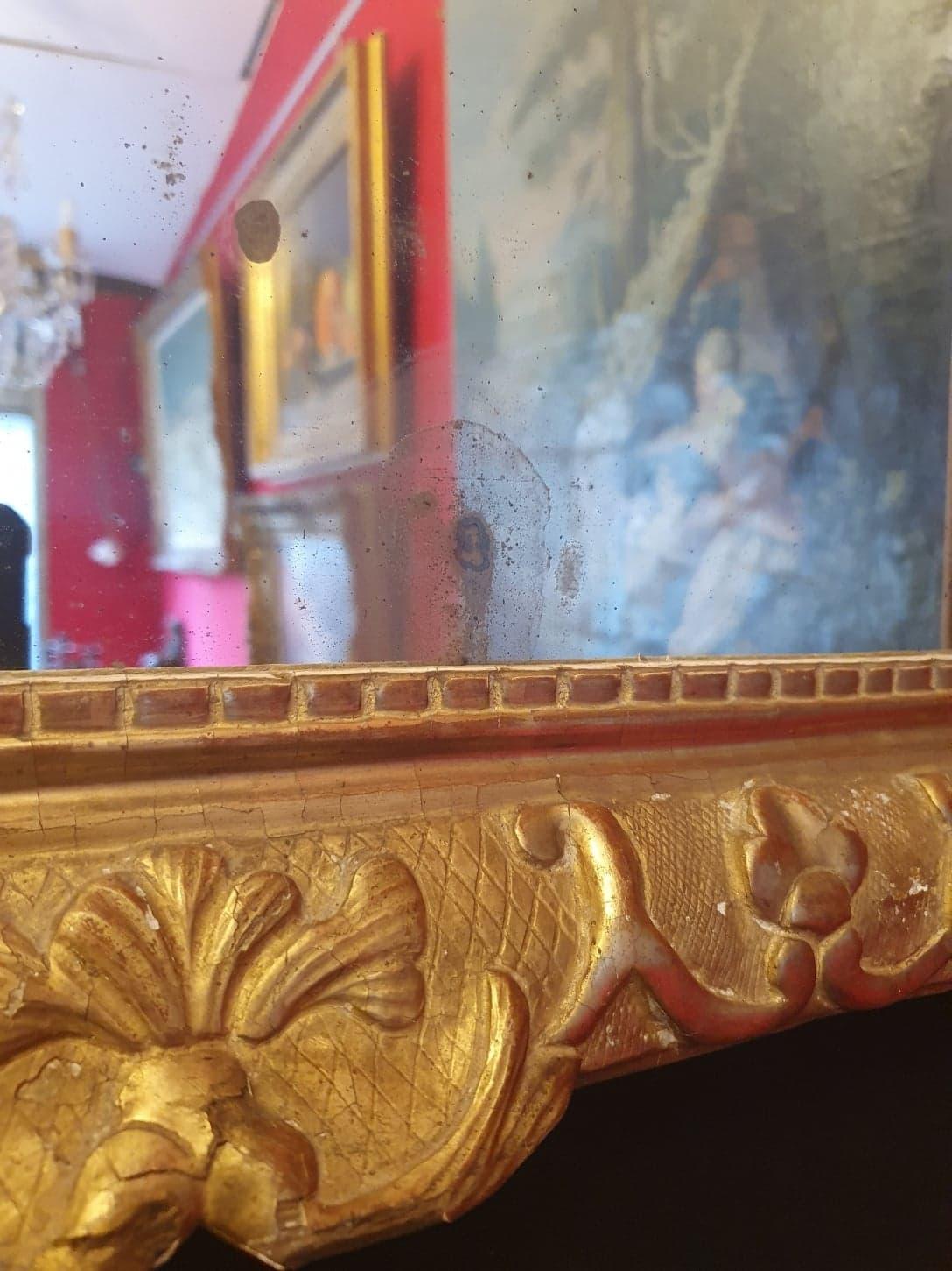Regency Period Pediment Mirror, Floral Decorations, Golden Carved Wood, 18th In Good Condition In SAINT-OUEN-SUR-SEINE, FR