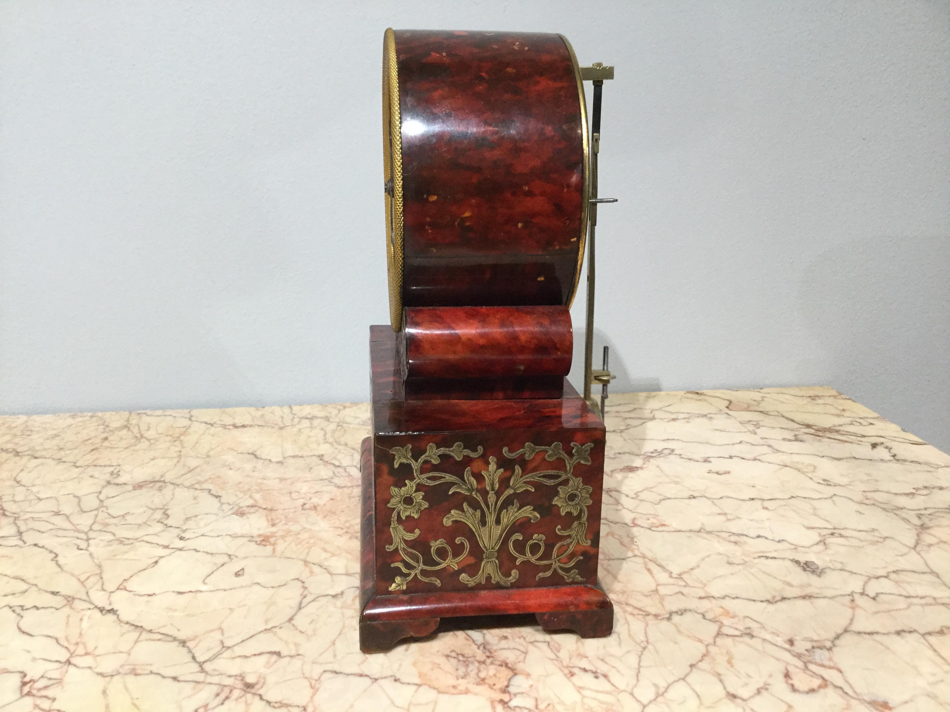 Regency Period Red Tortoiseshell and Brass Inlaid Boulle Mantel Clock In Good Condition For Sale In Bradford on Avon, GB