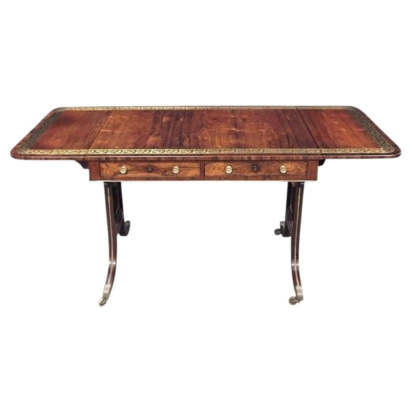 Table de canapé d'époque Régence en bois de rose et laiton incrusté