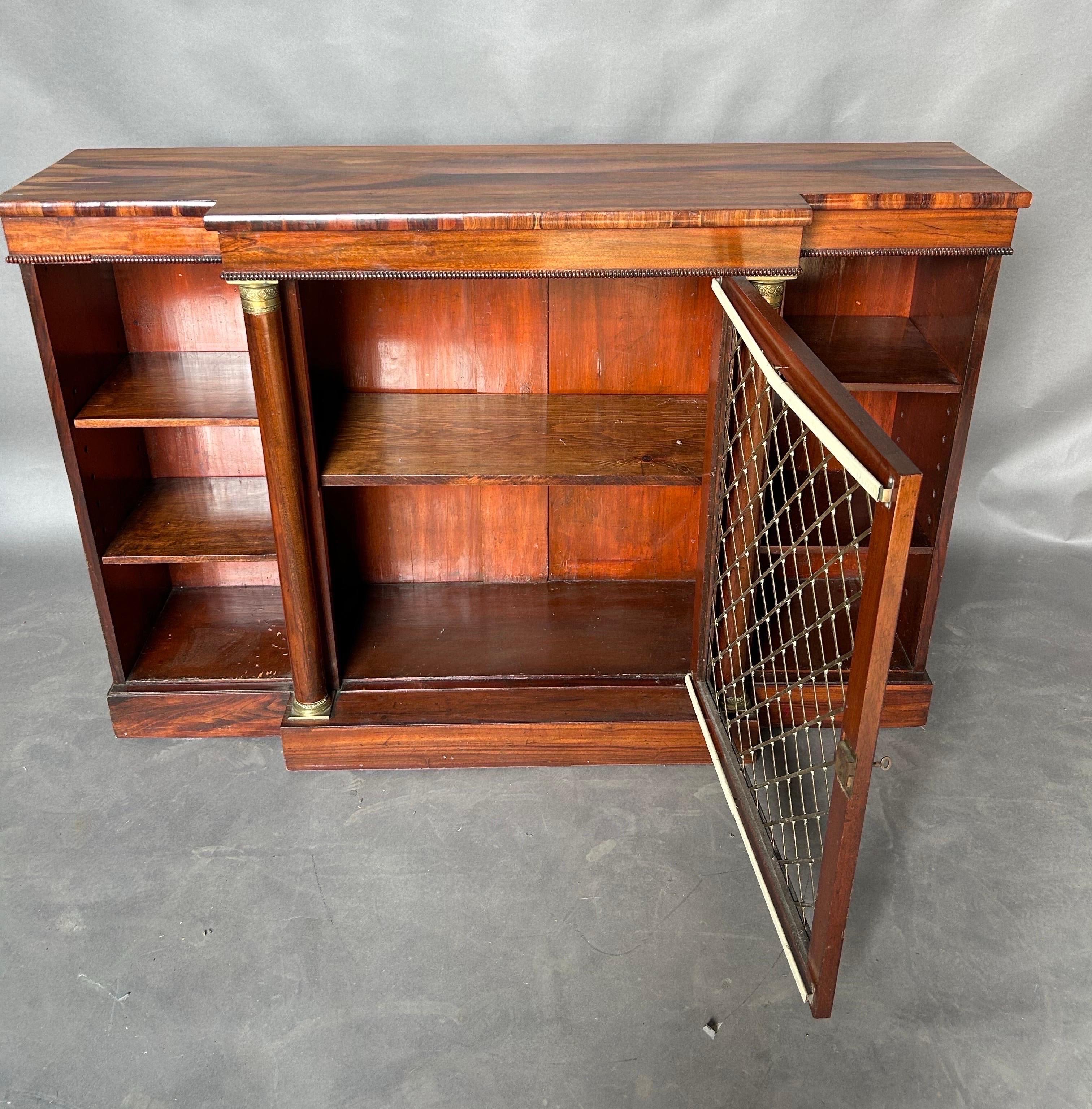 Inglese Credenza o libreria in palissandro del periodo Regency con capitelli e griglie in bronzo in vendita