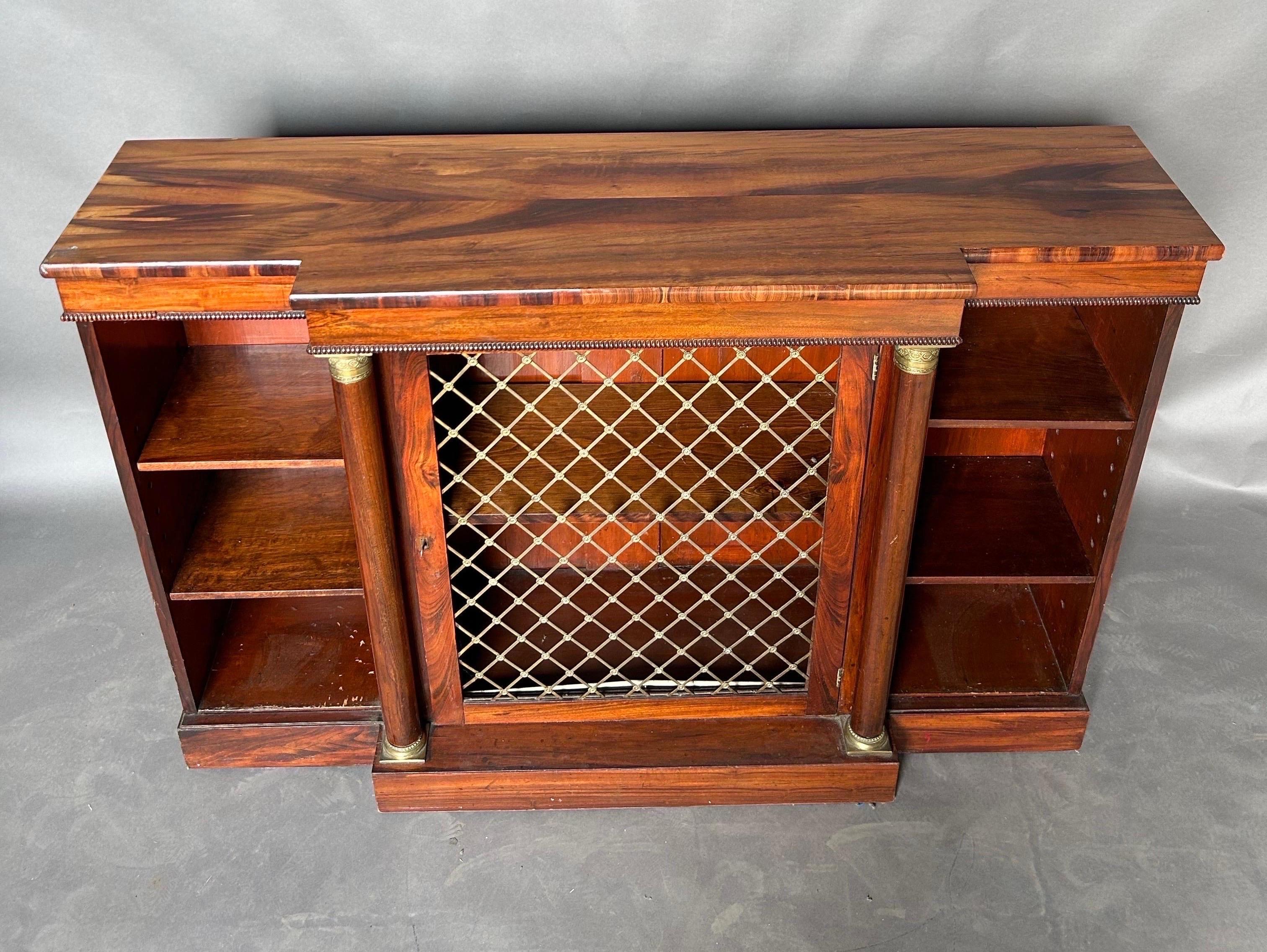 Credenza o libreria in palissandro del periodo Regency con capitelli e griglie in bronzo In condizioni buone in vendita a Richmond, VA