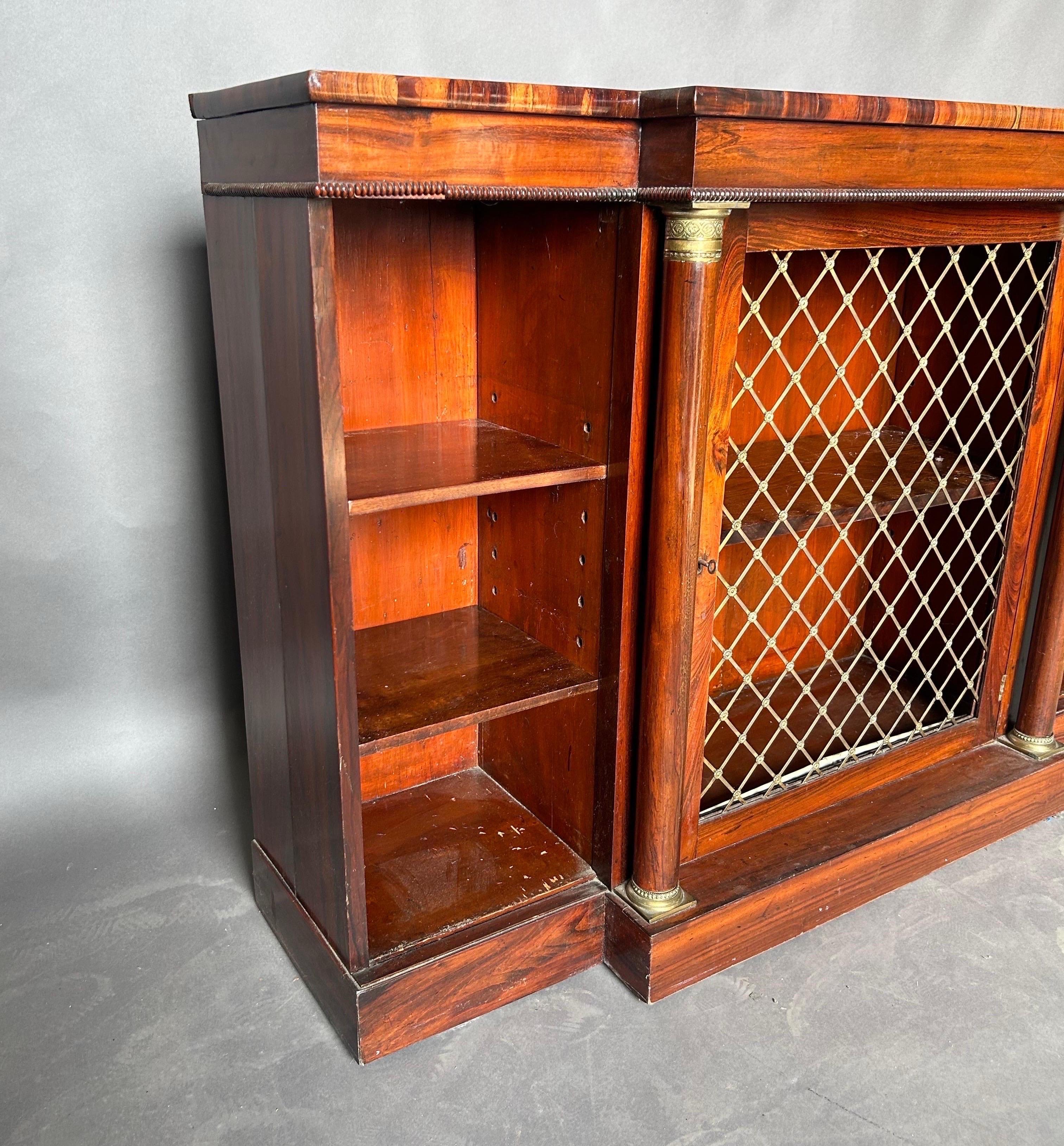 XIX secolo Credenza o libreria in palissandro del periodo Regency con capitelli e griglie in bronzo in vendita