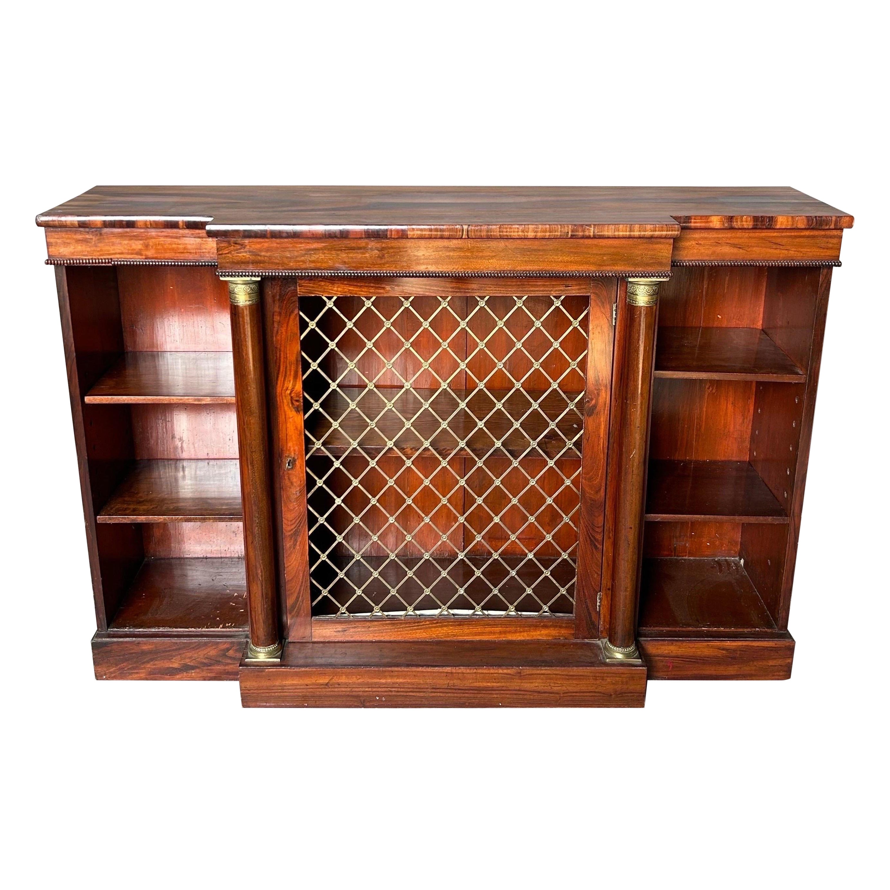 Credenza o libreria in palissandro del periodo Regency con capitelli e griglie in bronzo