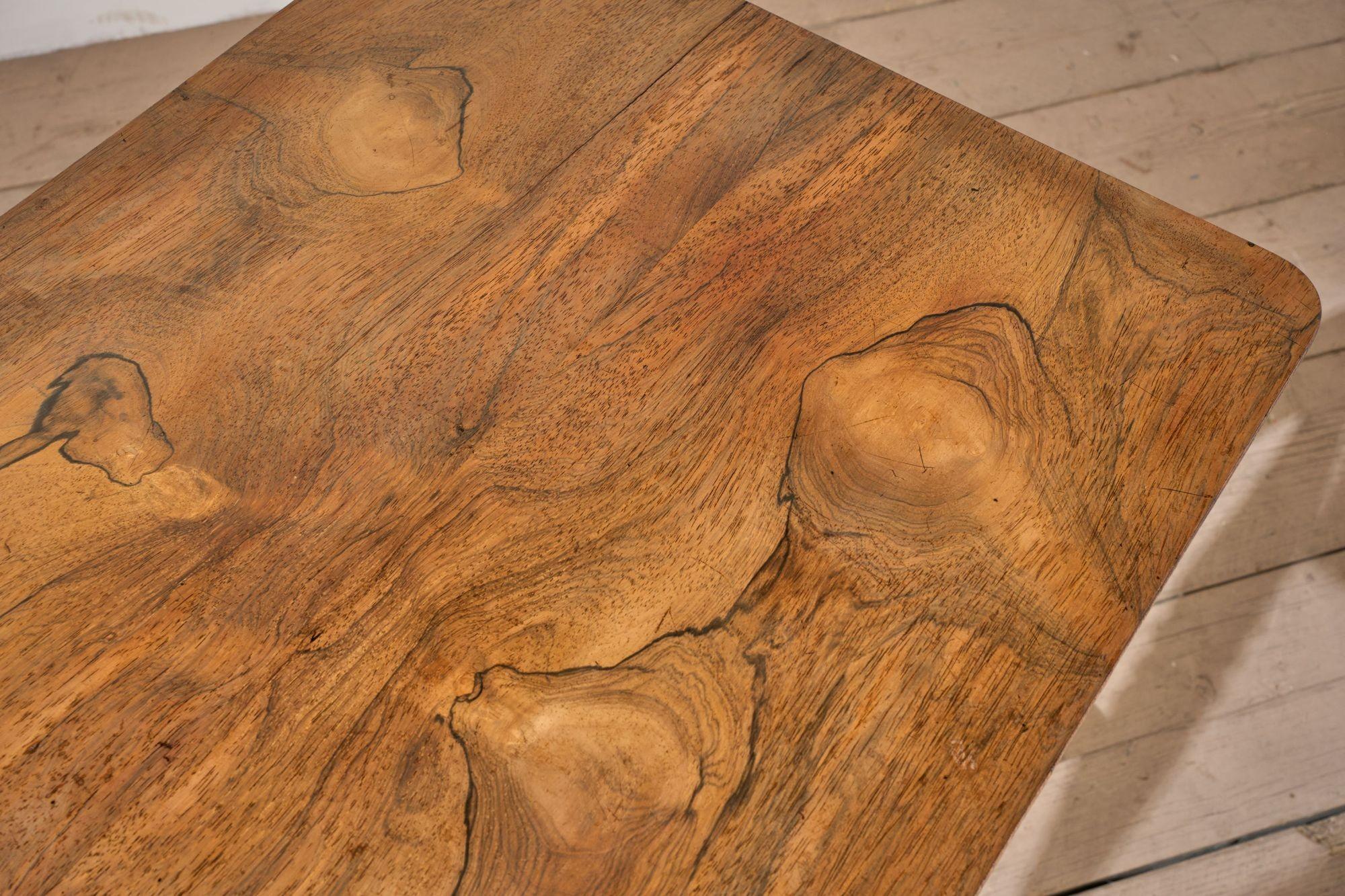 Table d'appoint en bois de rose d'époque Régence en vente 5