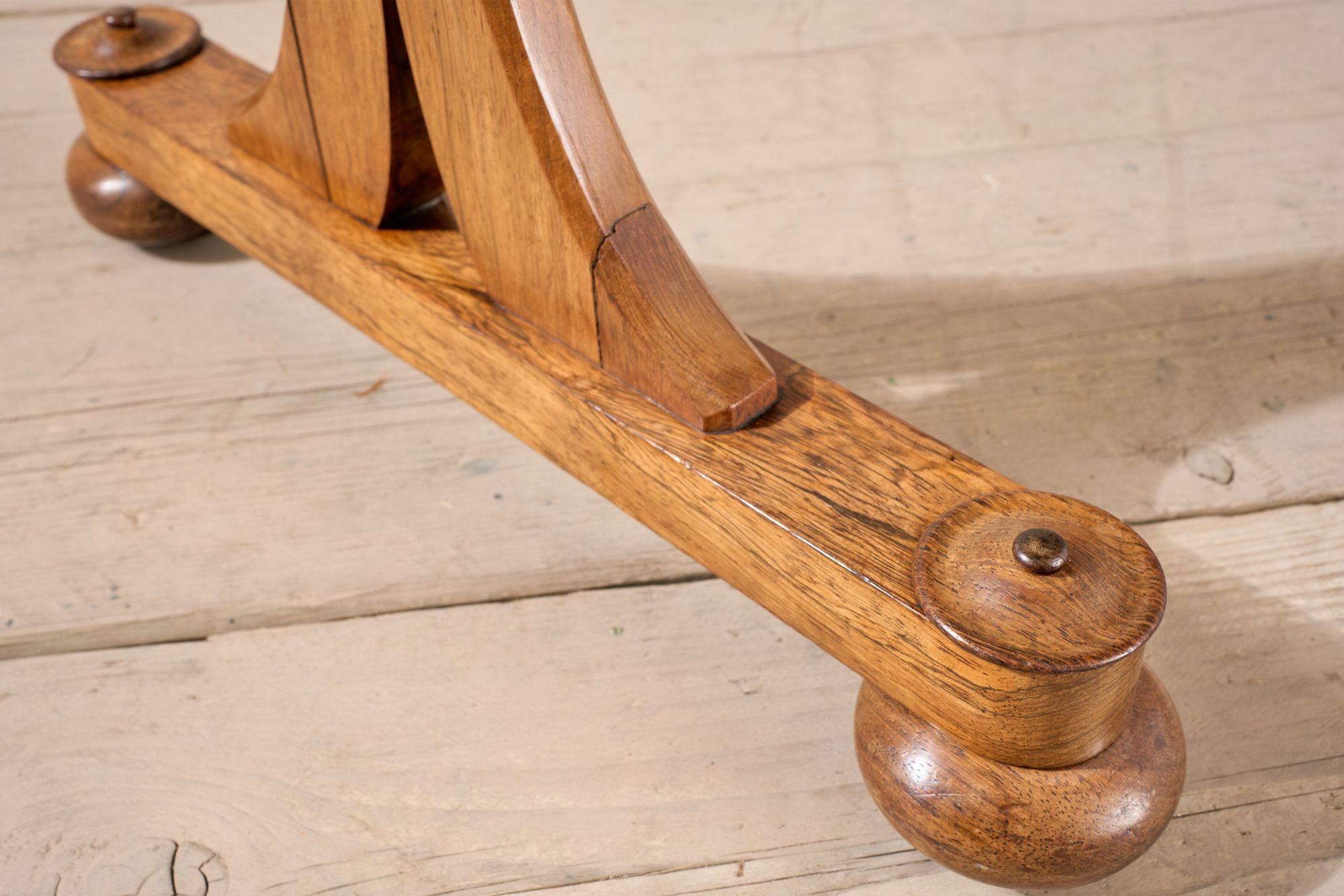 Table d'appoint en bois de rose d'époque Régence en vente 1