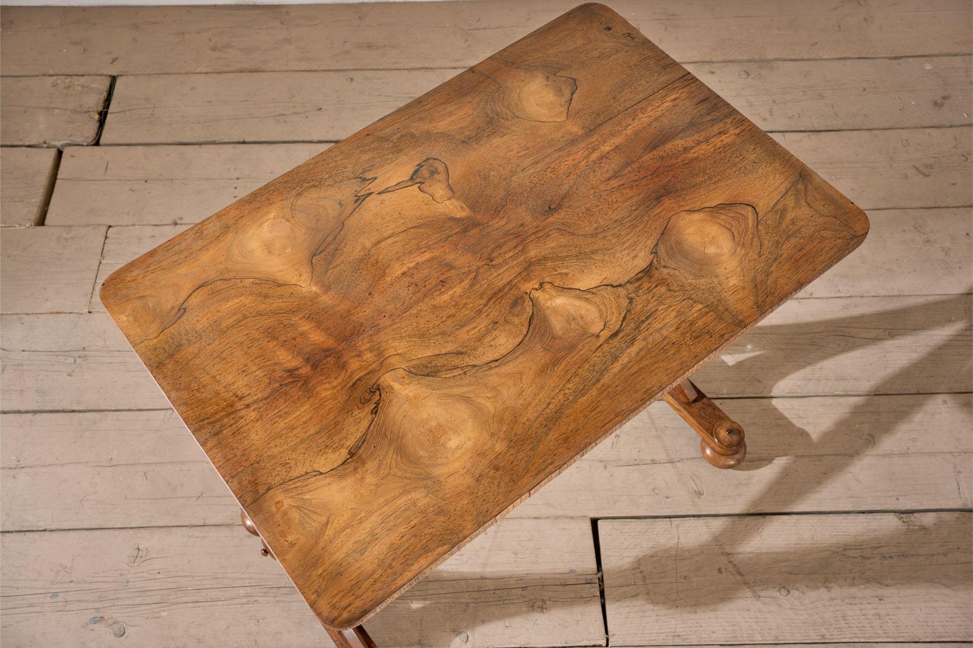 Table d'appoint en bois de rose d'époque Régence en vente 2
