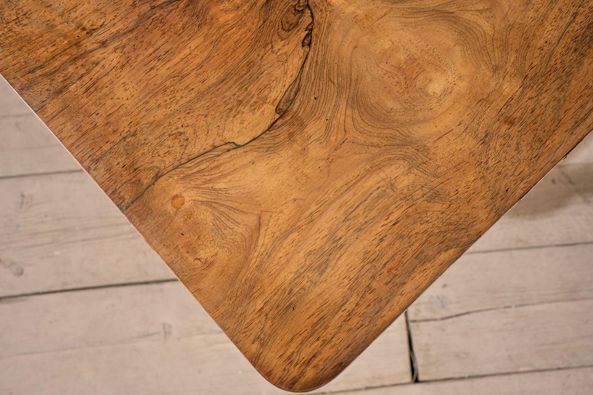 Table d'appoint en bois de rose d'époque Régence en vente 3