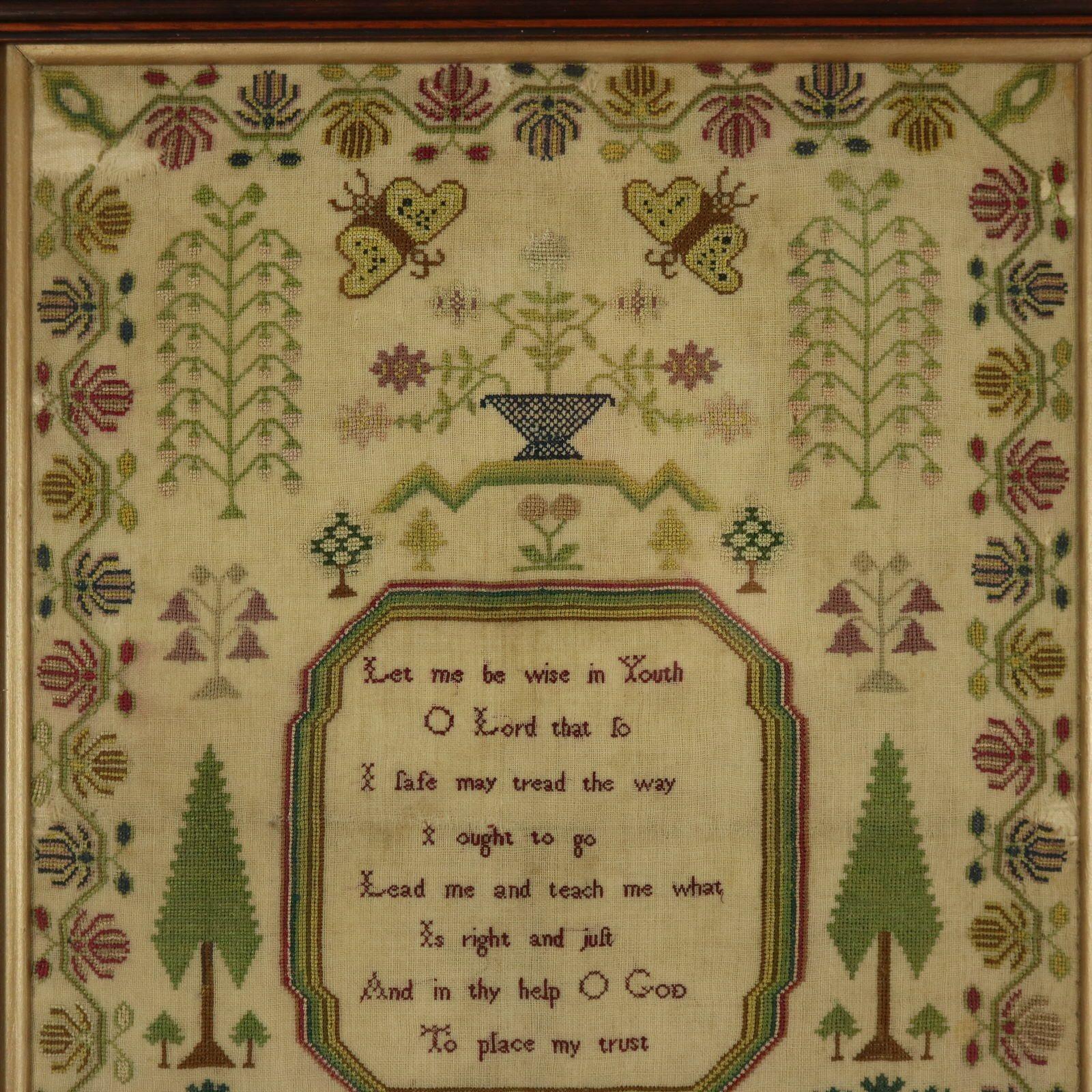 Sampler Regency, 1824, par Eliza Brewster. L'échantillonneur est travaillé en soie sur un fond de lin, principalement au point de croix. Bordure florale sinueuse. Couleurs : vert, rouge, brun, or, argent, bleu et rose. Le verset dit : 