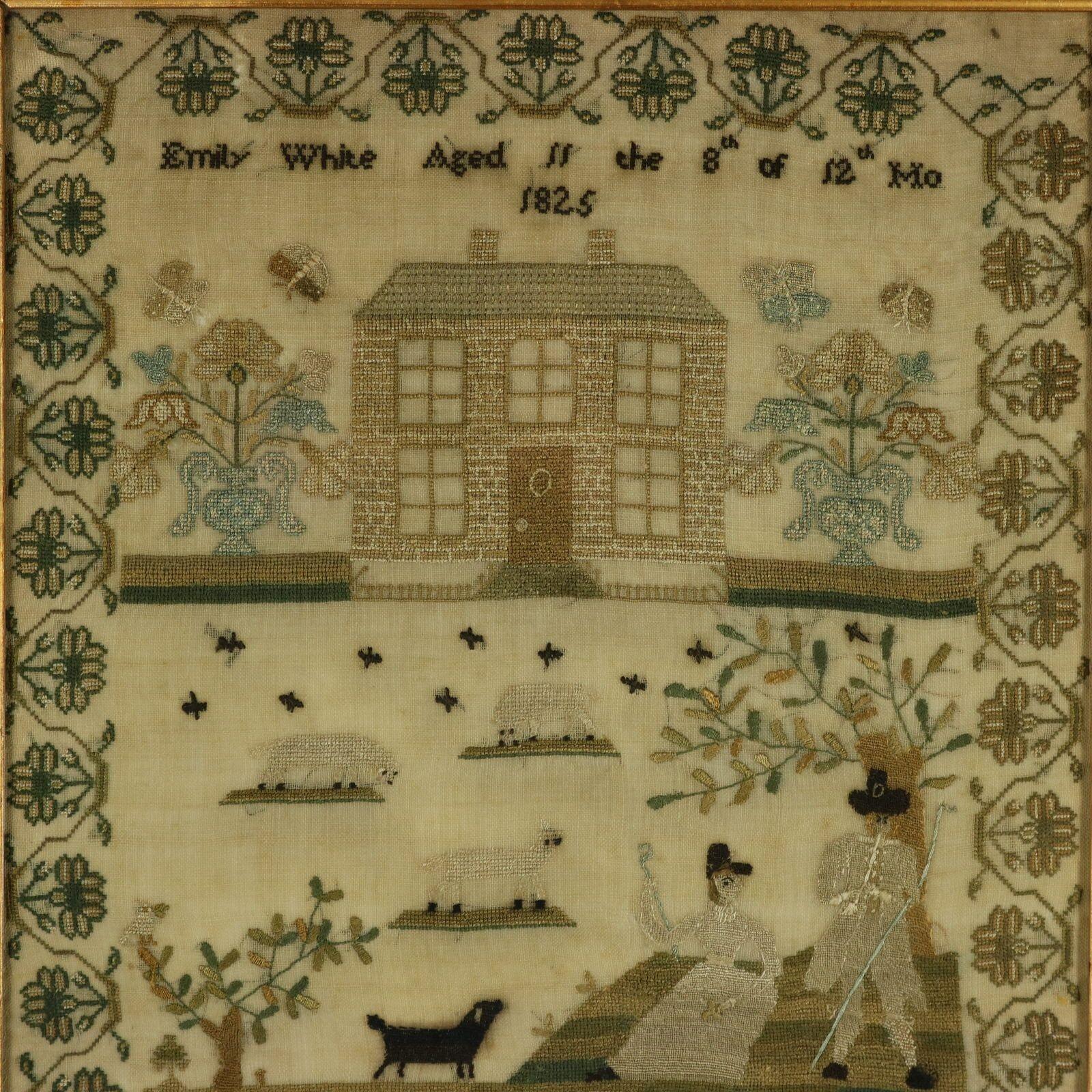 Stickmustertuch aus der Regency-Zeit, genäht 1825 von Emily White. Das Mustertuch ist mit Seidenfäden auf einem Leinengrund gearbeitet, hauptsächlich im Kreuzstich. Mäandernde florale Bordüre. Farben grün, kupfer, gold, silber, schwarz und blau.