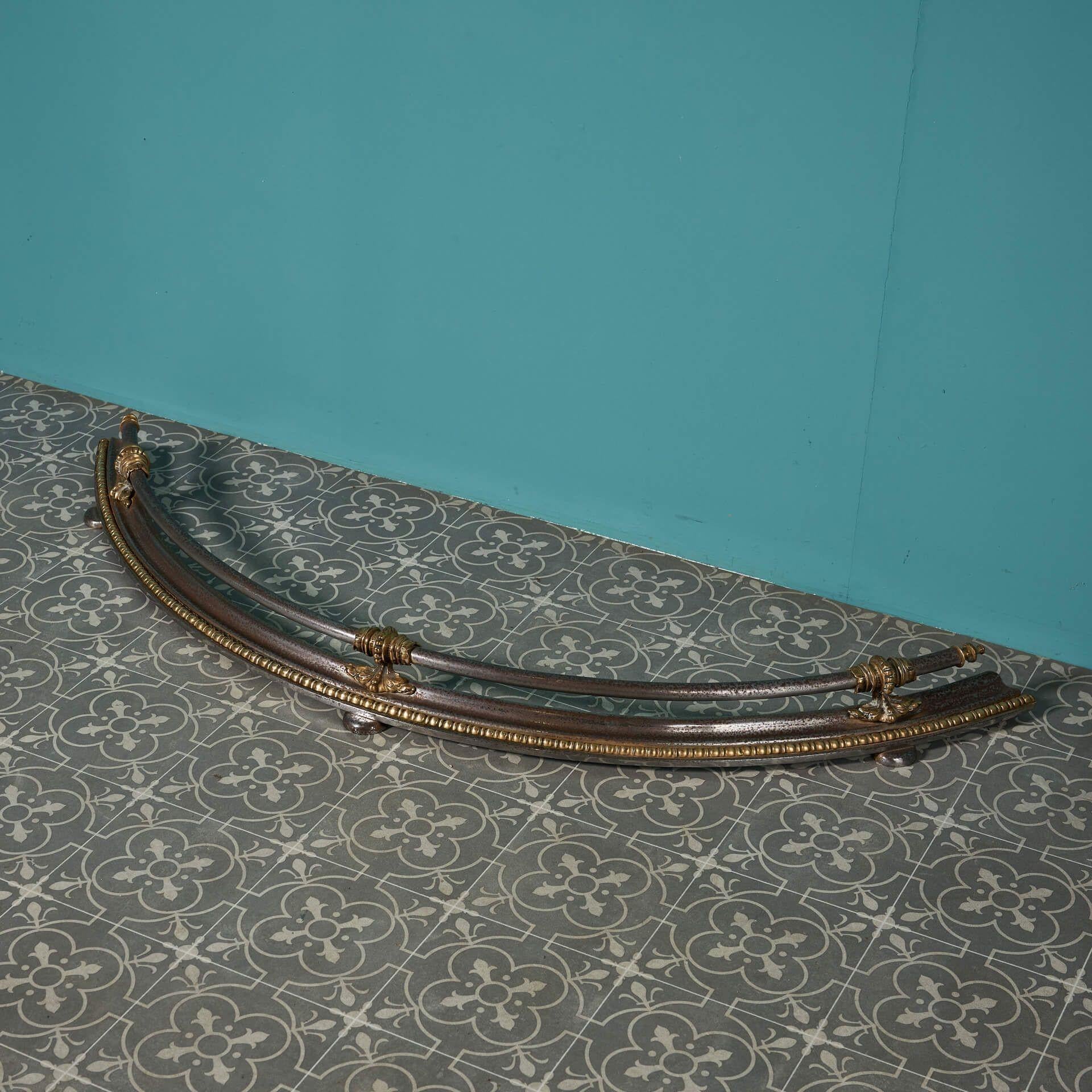 Inglese Parafango per caminetto in acciaio lucido del periodo Regency a serpentina in vendita
