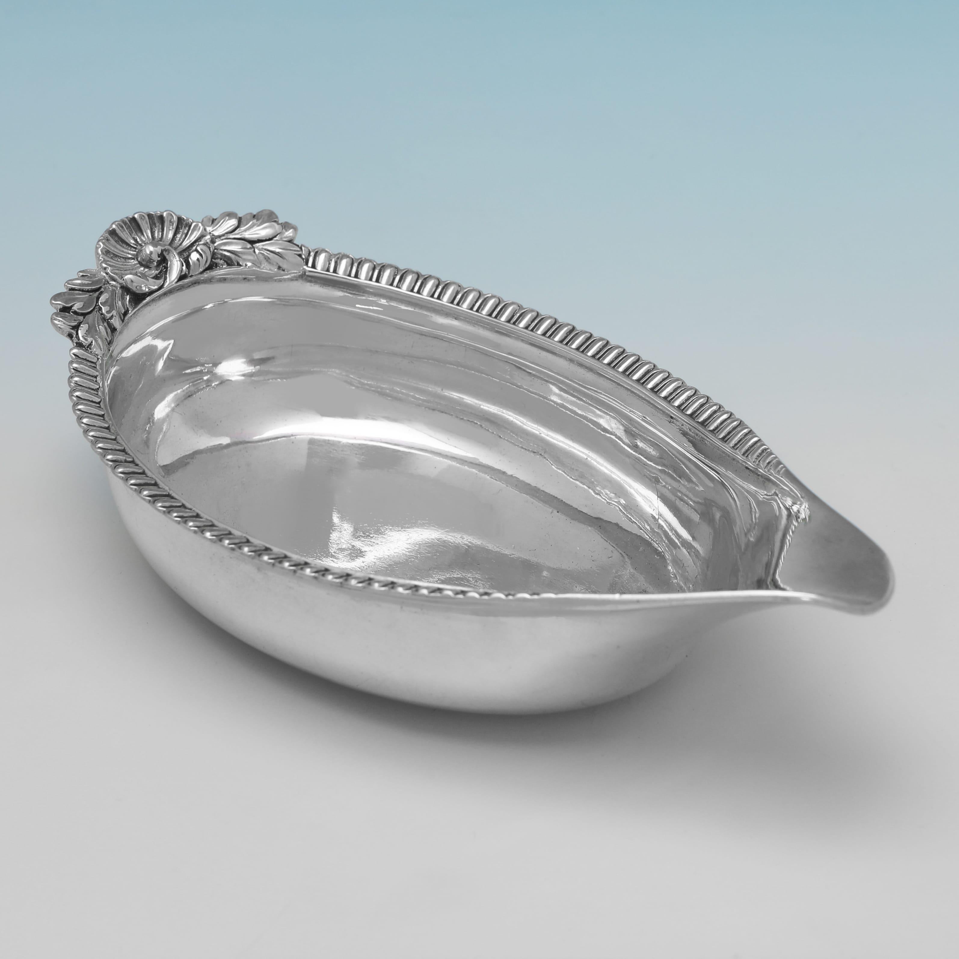 Con marchio a Londra nel 1817 da Samuel Knight, questo bel Pap Boat antico in argento Sterling del periodo Regency è caratterizzato da un bordo a conchiglia e gadroon. La barchetta di carta misura 1,5