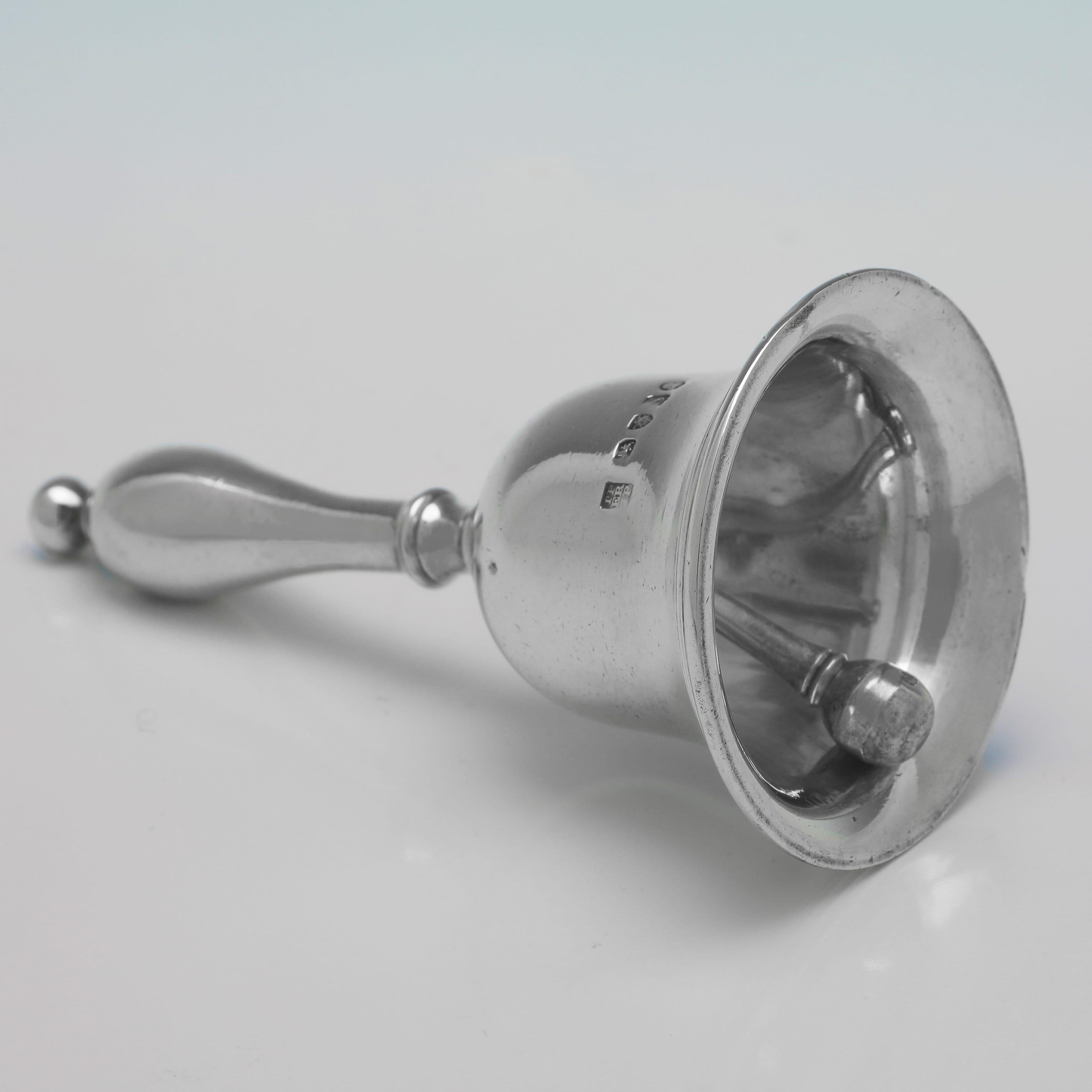 Poinçonnée à Londres en 1813 par Phipps, Phipps & Robinson, cette belle cloche ancienne en argent sterling de la période de la Régence est unie par des bordures en roseau. La cloche mesure 12 cm de haut, 6,5 cm de diamètre et pèse 6,6 onces troy.