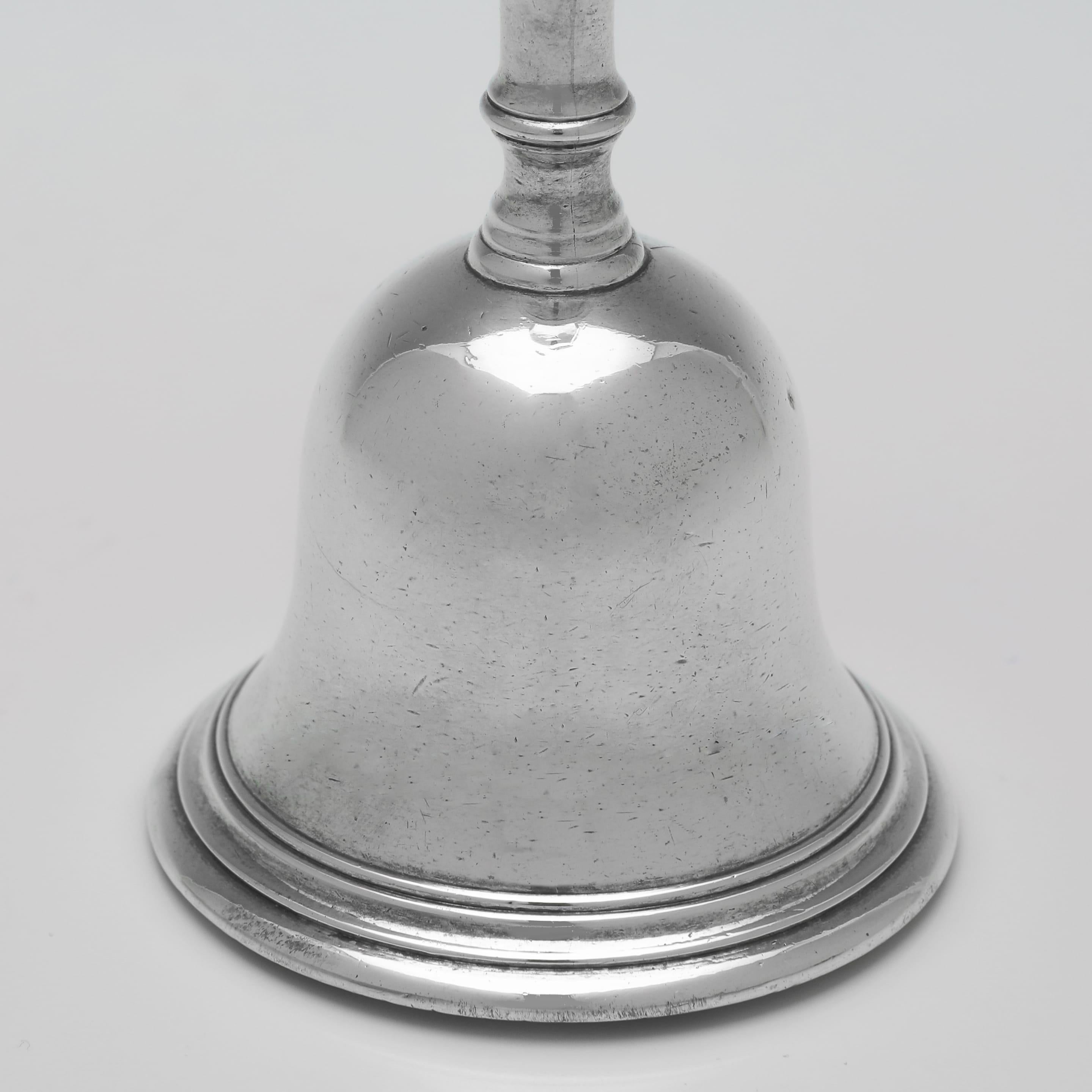 Regency Cloche de table en argent sterling de la période Régence fabriquée à Londres en 1813 en vente