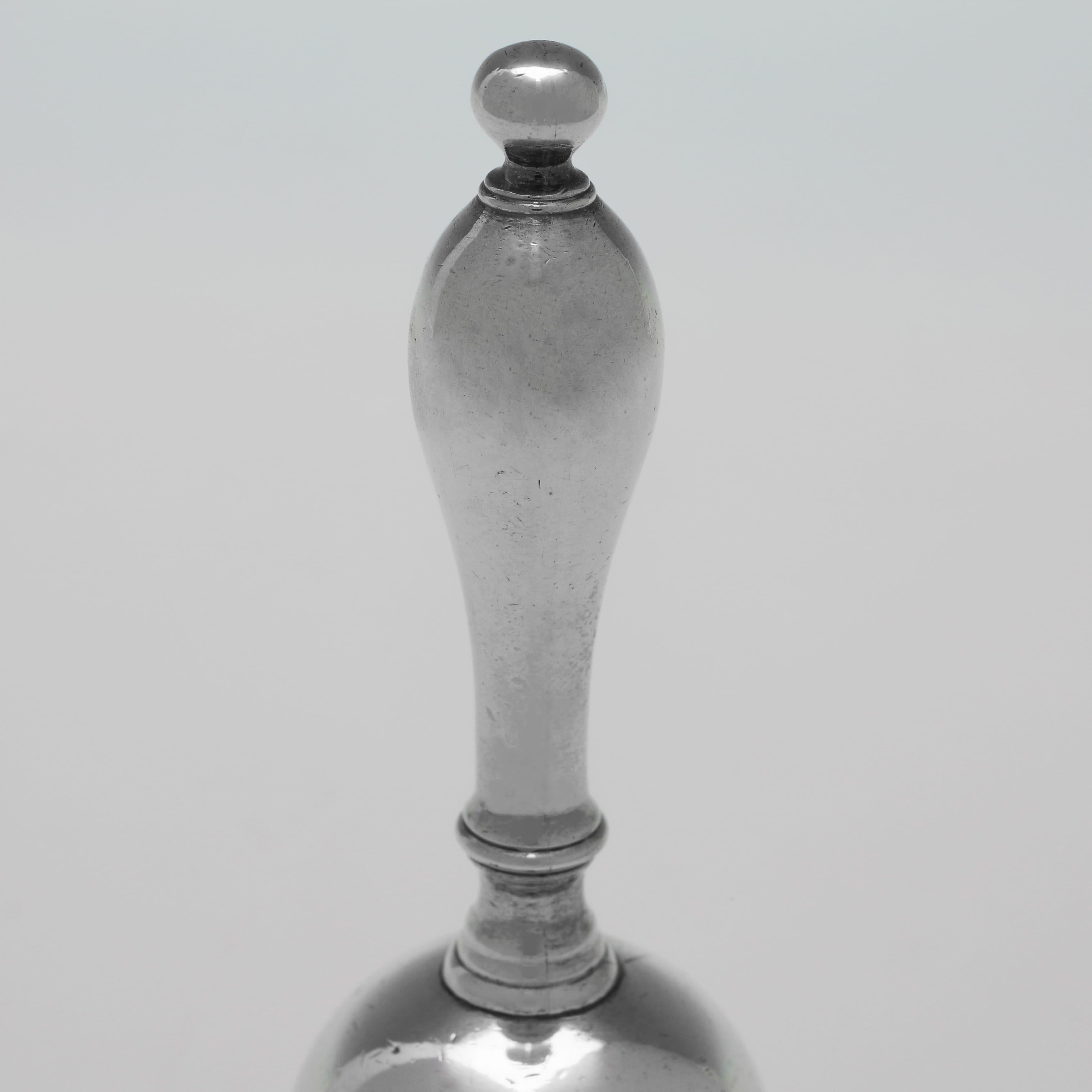 Anglais Cloche de table en argent sterling de la période Régence fabriquée à Londres en 1813 en vente