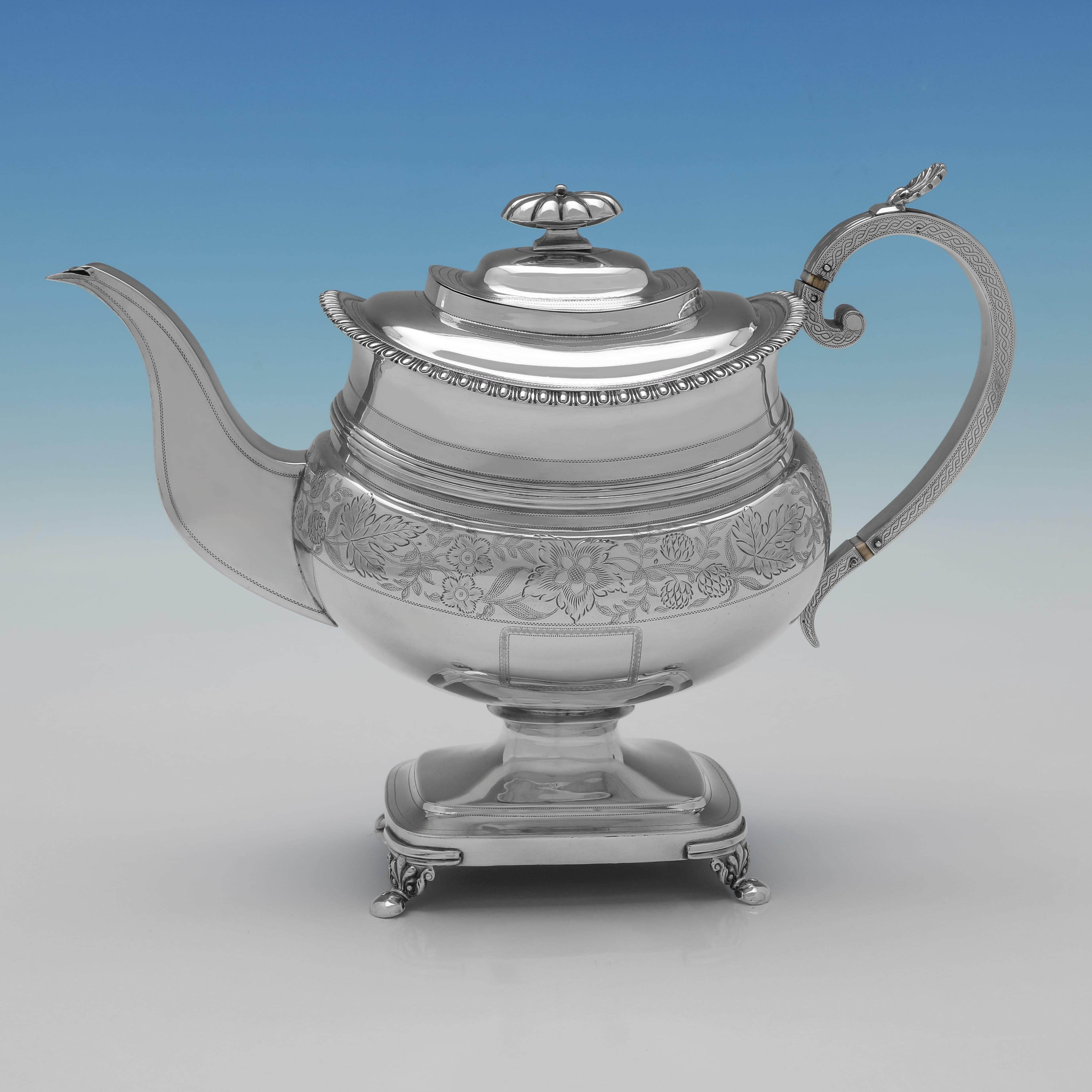 Marchiato a Londra nel 1815 da Napthali Harts, questo attraente servizio da tè in argento antico del periodo Regency è caratterizzato da piedini a voluta e acanto, da decorazioni incise e da uno stemma originale inciso. L'insieme pesa 65.73 once