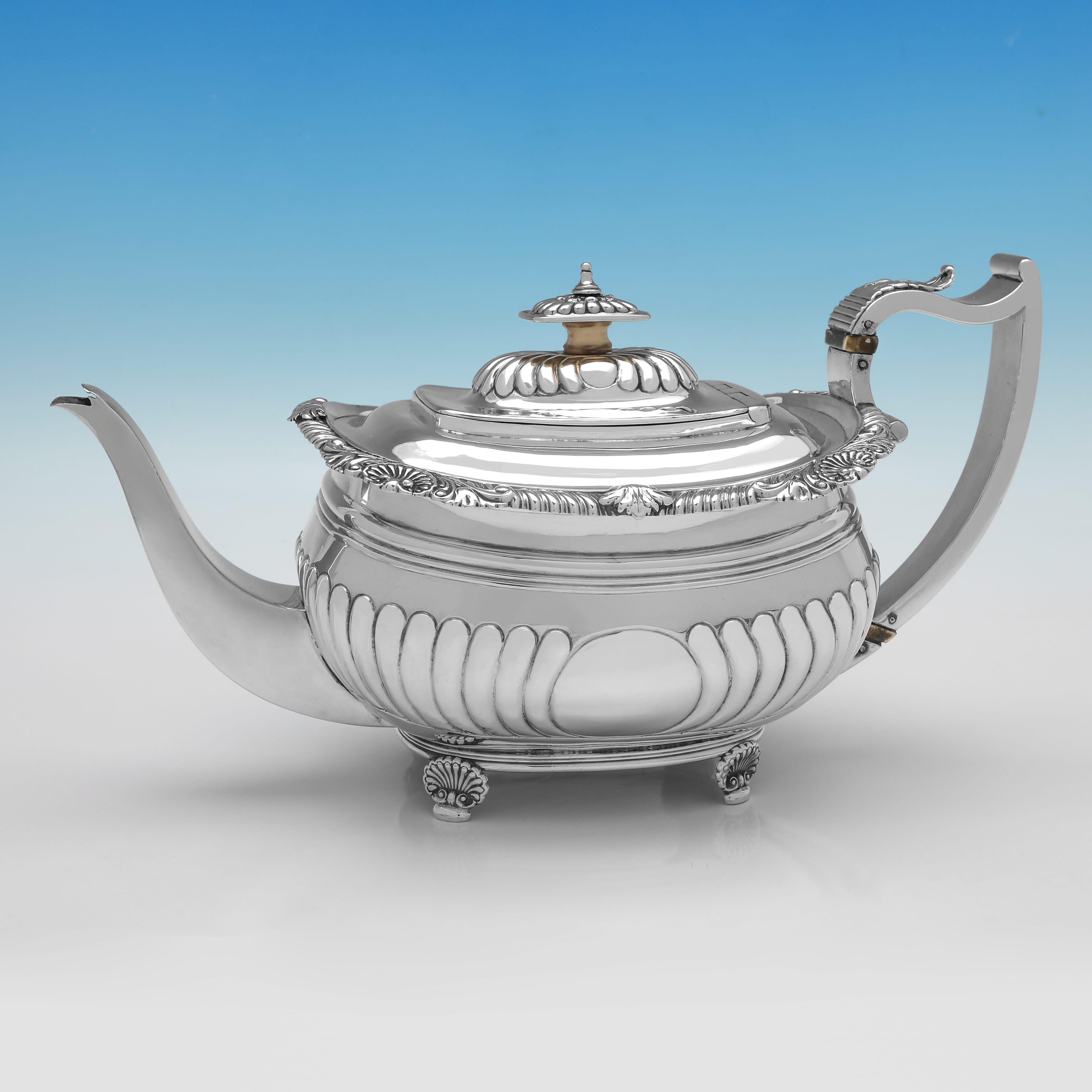 Poinçonné à Londres en 1815 par Crispin Fuller, cet élégant service à thé ancien en argent sterling de la période Regency est doté de poignées en argent, de bordures à coquilles et à godrons, et d'intérieurs dorés pour le sucre et la crème.