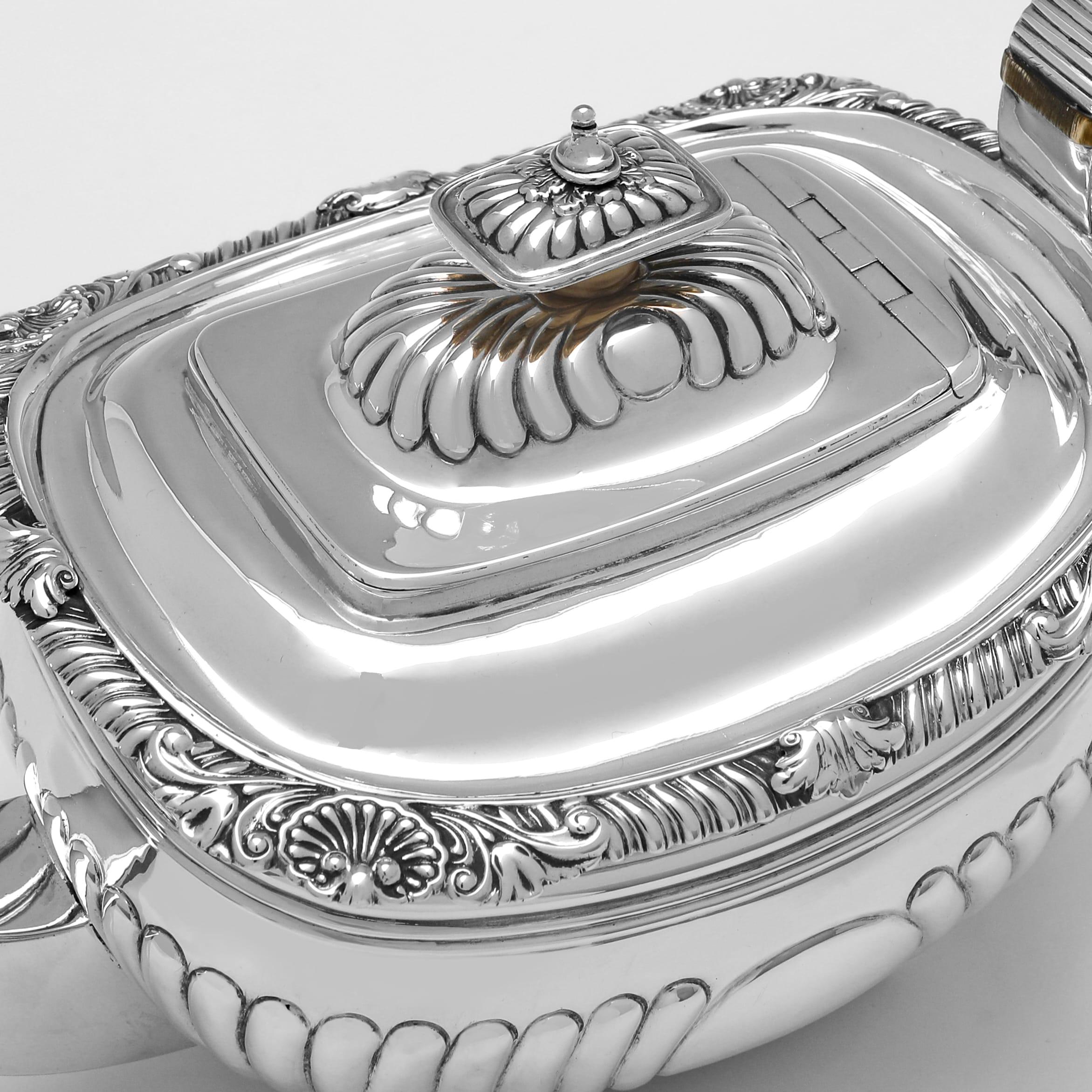 Regency Service à thé de la période Régence en argent sterling fabriqué à Londres en 1815 par Crispin Fuller en vente