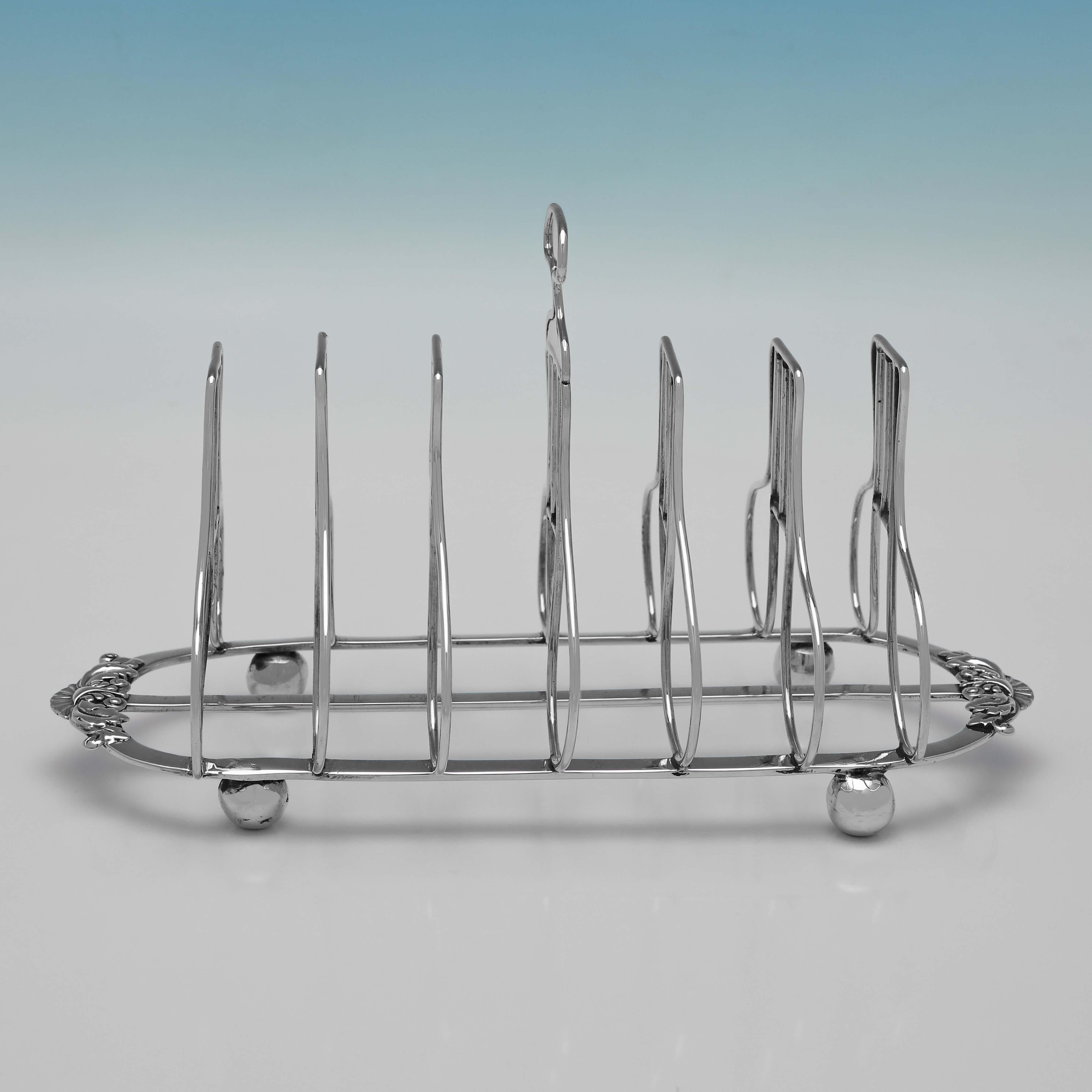 Poinçonné à Londres en 1815 par Joseph I+I, ce magnifique porte-tartine en argent sterling ancien de la période Régence repose sur 4 pieds à rotule et peut contenir 6 toasts. 

Le support à toasts mesure 12 cm de haut, 21,5 cm de large, 10 cm de