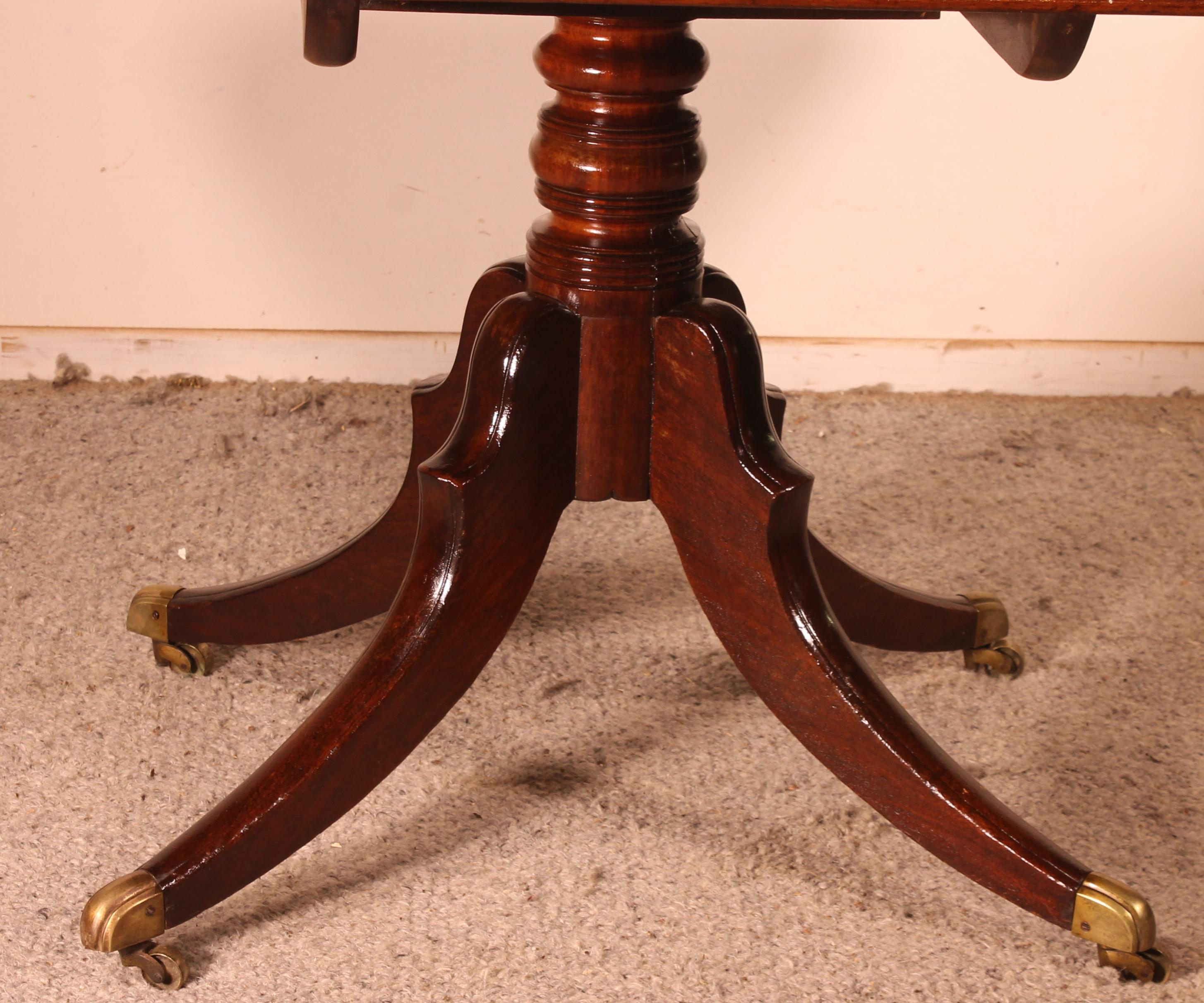 A fine regency period table from the beginning of the 19th century circa 1800 in solid mahogany, -England
Very beautiful solid mahogany table top with a beautiful flame which rests on a very beautiful quadripod base in solid mahogany also which