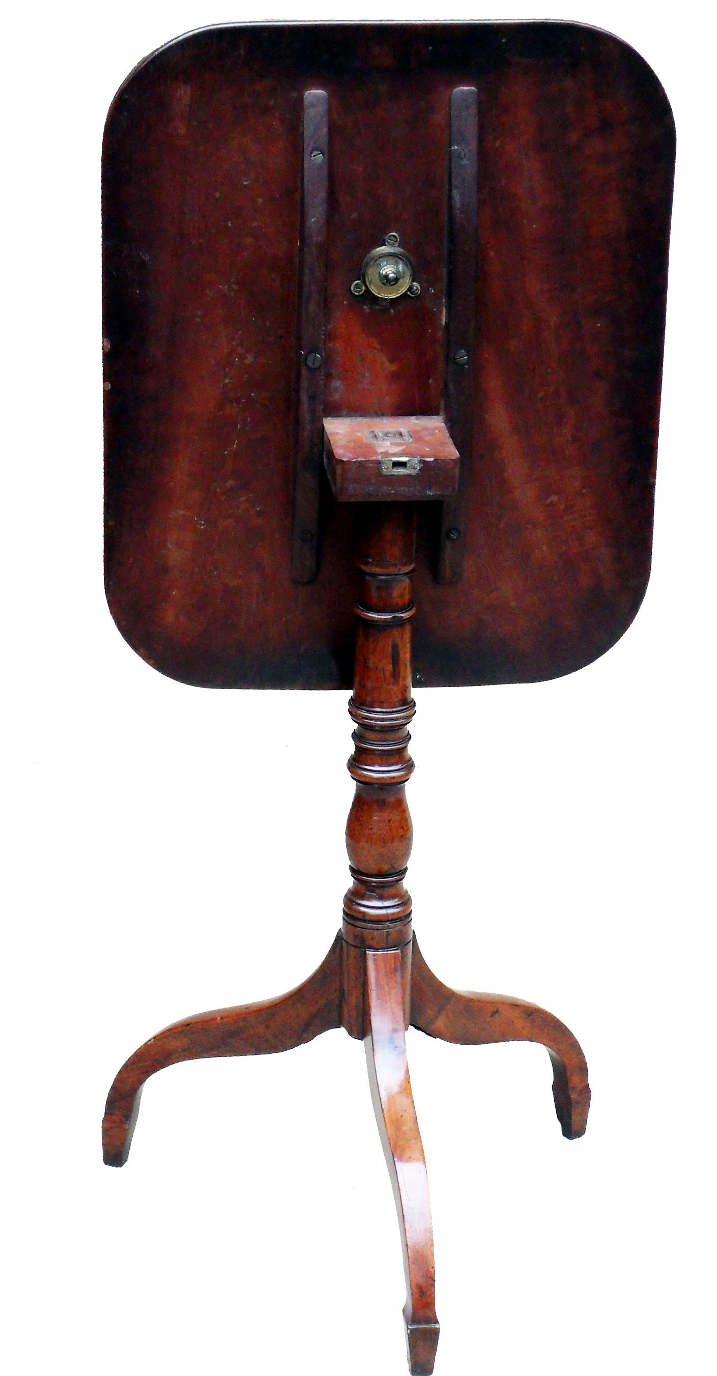 Regency Period Tilt-Top Mahogany Lamp Table In Good Condition For Sale In Bedfordshire, GB