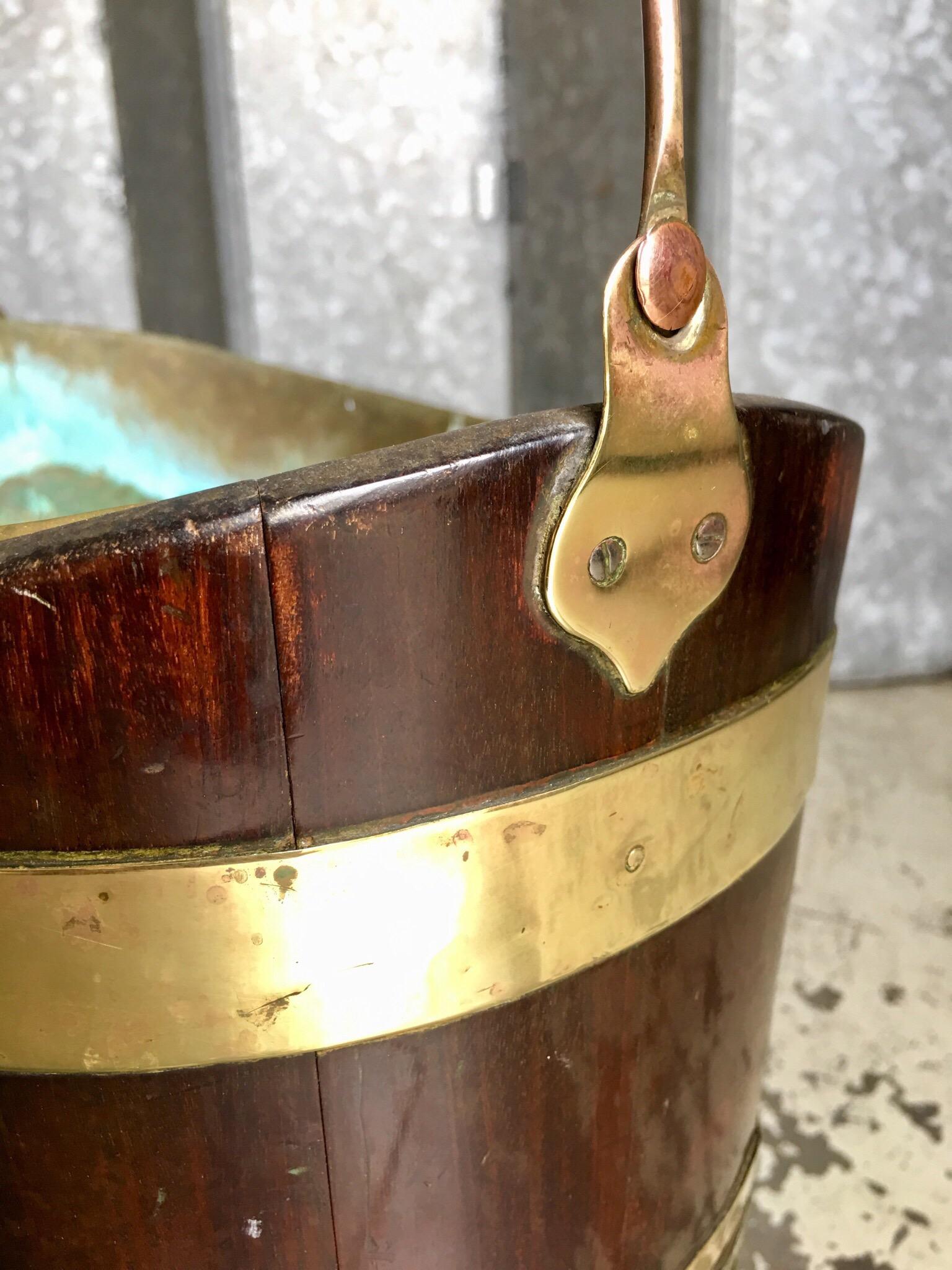 Regency Period Traditional Mahogany and Brass Peat Bucket, circa 1820 In Fair Condition For Sale In London, GB