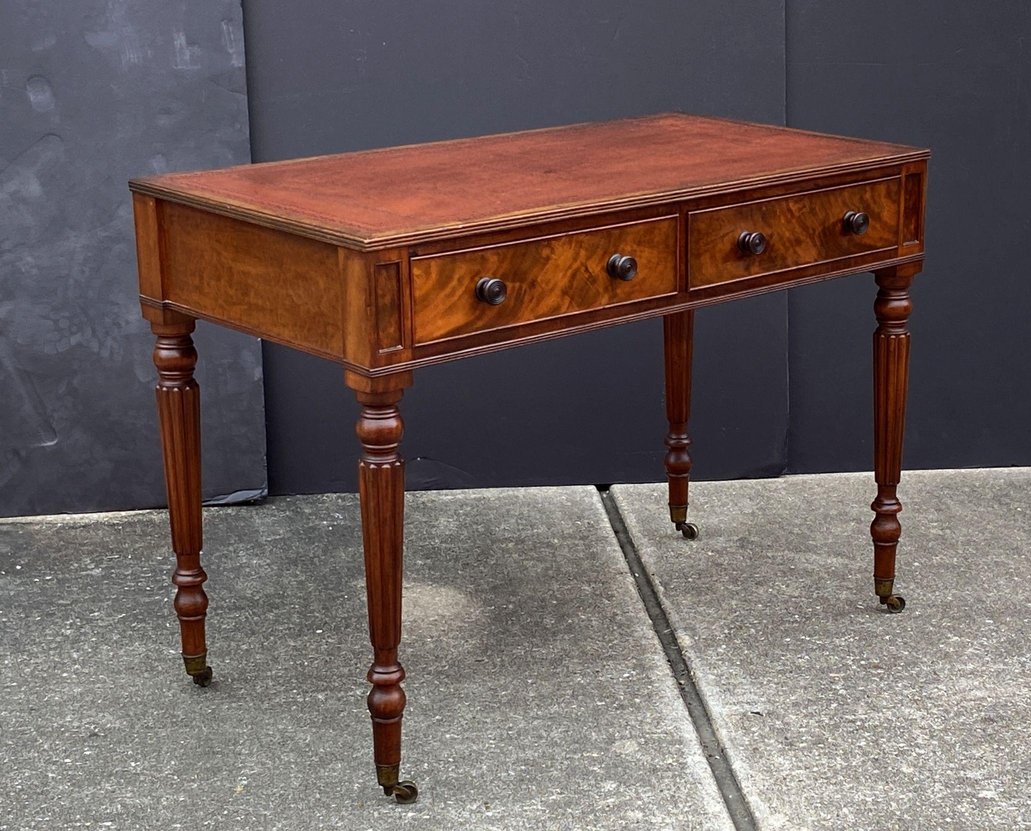 Schreibtisch oder Schreibtisch aus Mahagoni aus der Regency-Periode mit Lederplatte (Englisch) im Angebot