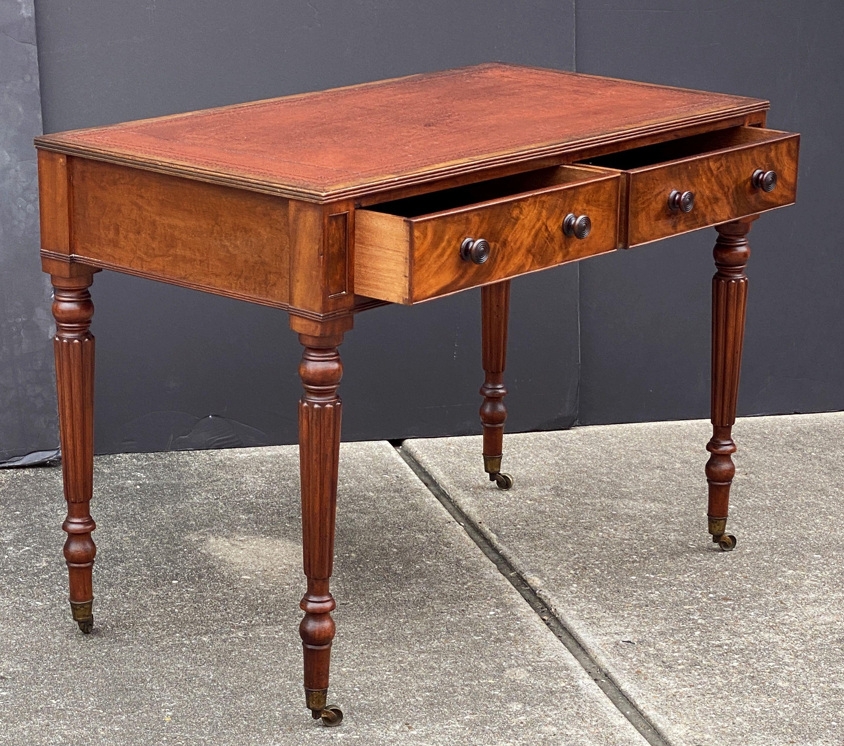 Schreibtisch oder Schreibtisch aus Mahagoni aus der Regency-Periode mit Lederplatte (Geprägt) im Angebot