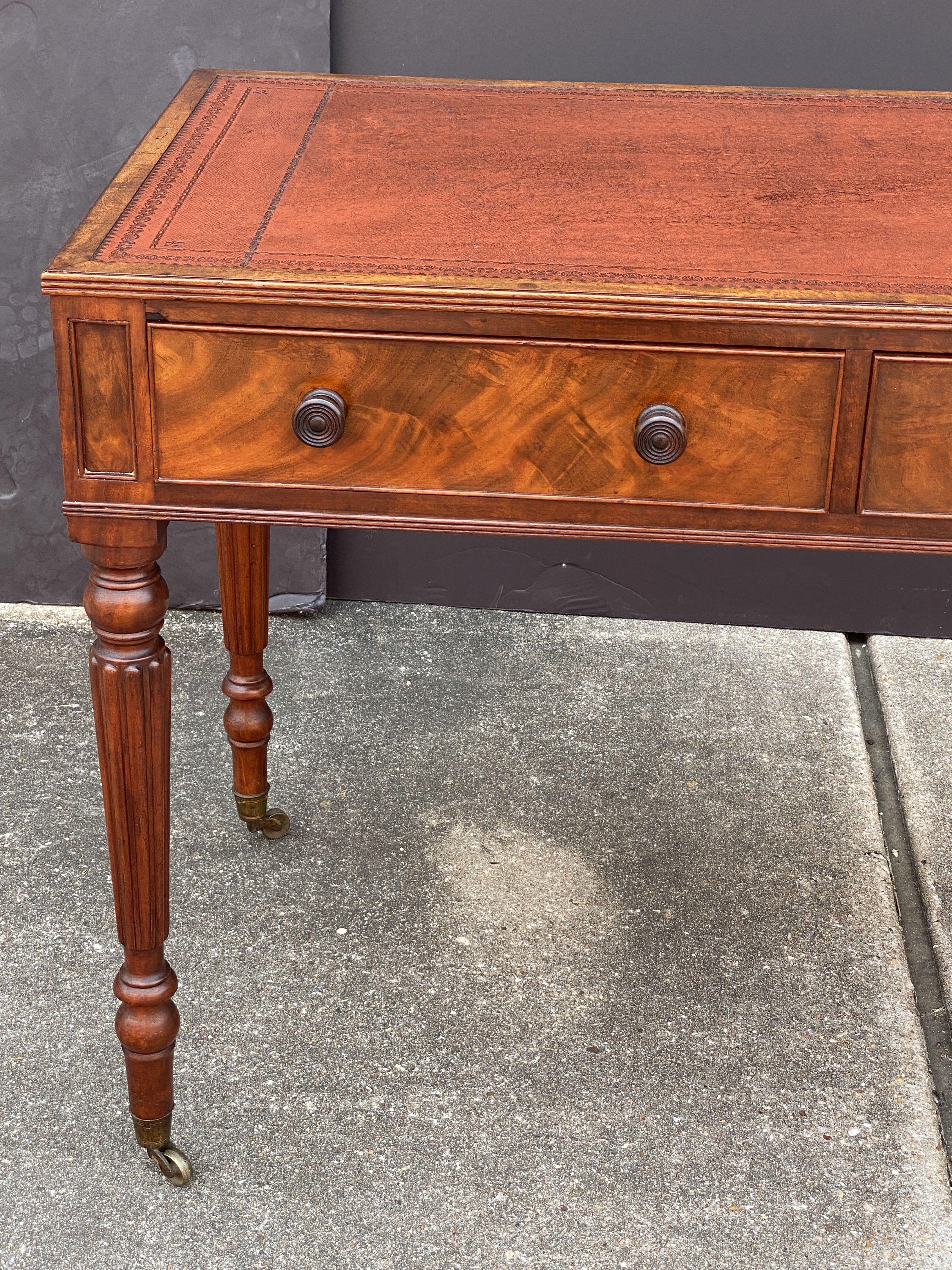 Schreibtisch oder Schreibtisch aus Mahagoni aus der Regency-Periode mit Lederplatte im Zustand „Gut“ im Angebot in Austin, TX