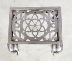 Poggiapiedi Regency in acciaio traforato e a volute