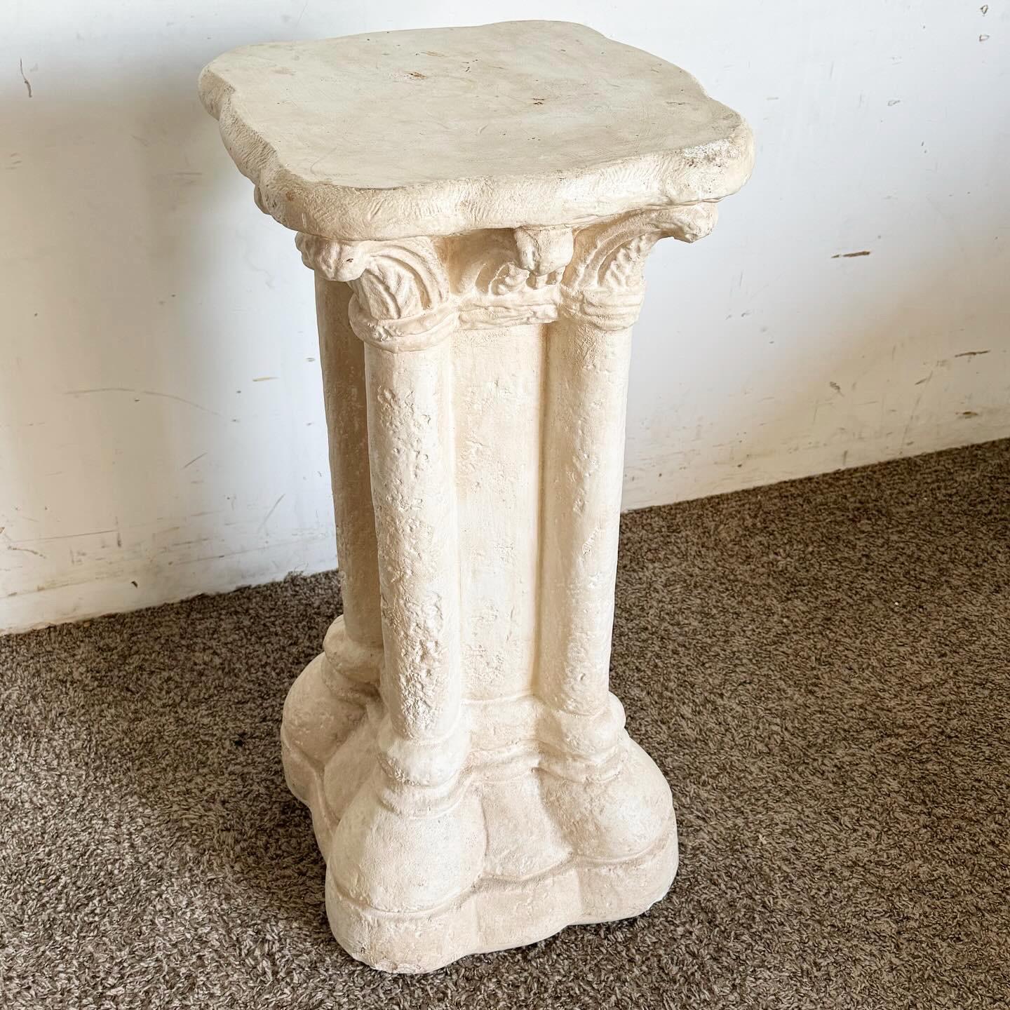 Le piédestal pilier en céramique coulée Regency Plaster est un ajout parfait à toute pièce recherchant l'élégance classique. Fabriqué en céramique moulée en plâtre de haute qualité, il reflète le style orné de la Régence. Idéal pour présenter des