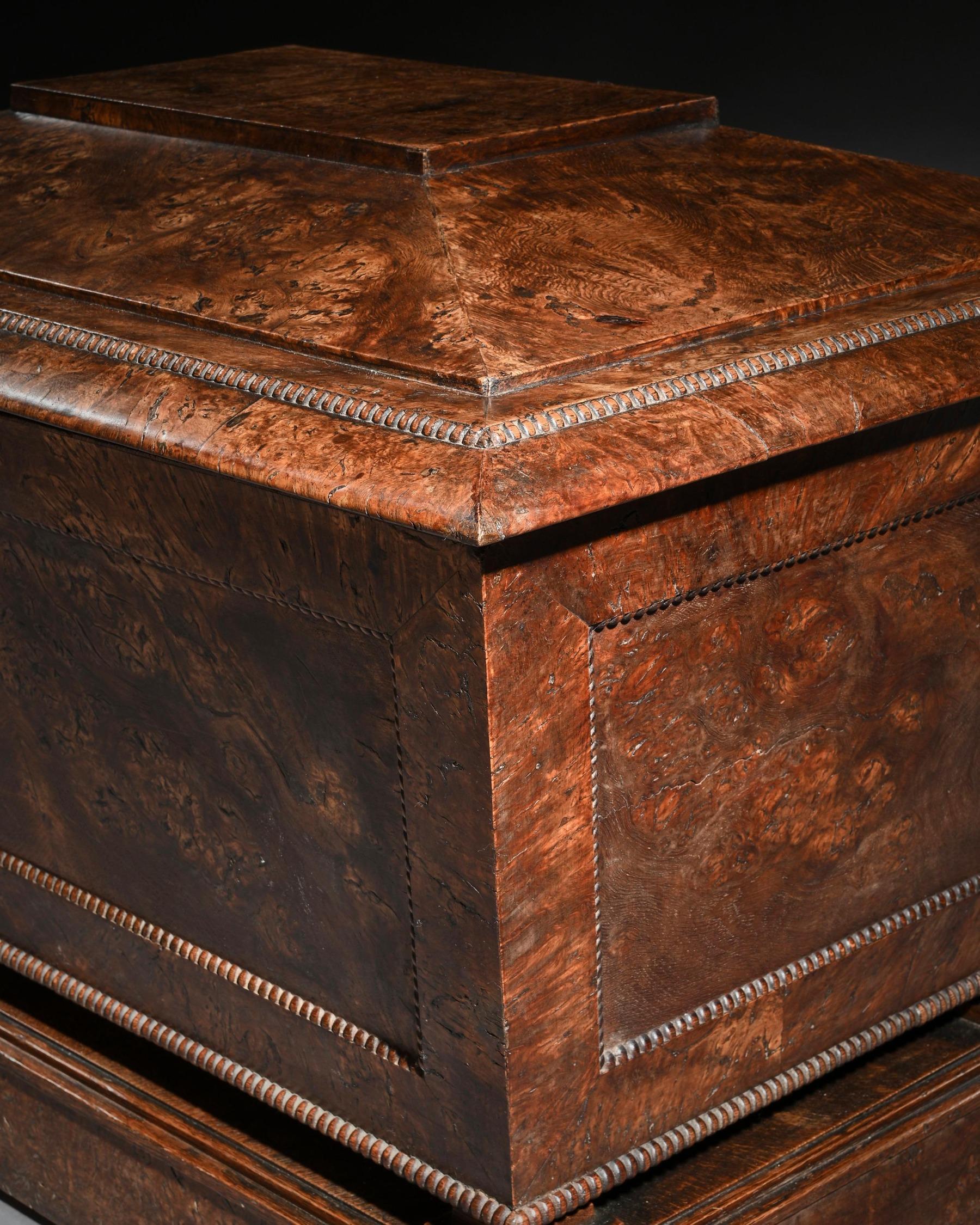 Regency Cellaretta a forma di sarcofago in Oak Oak della Reggenza in vendita