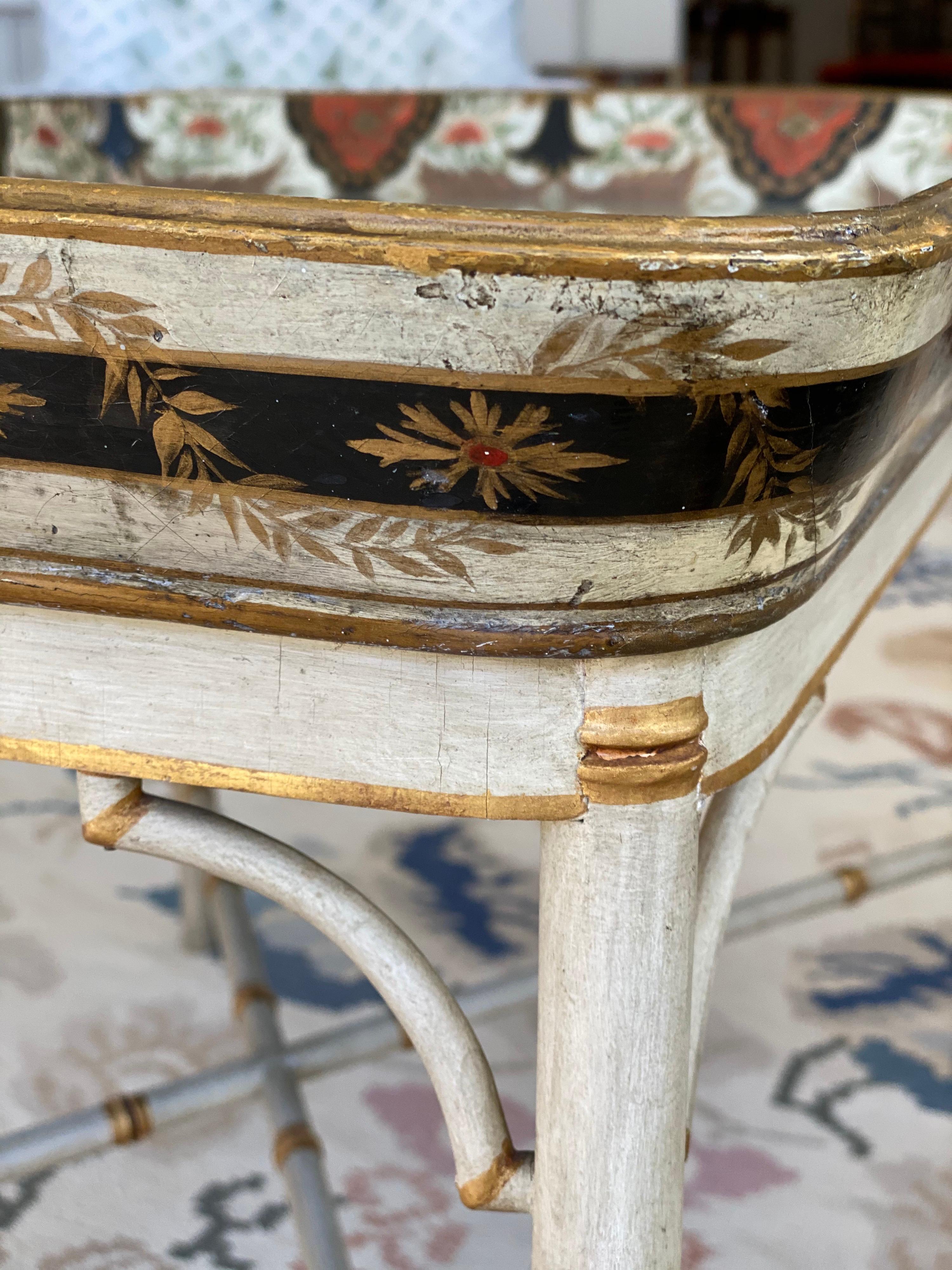 Regency Polychrome and Cream Decorated Papier Mâché Tray Table, circa 1810 In Fair Condition In Southampton, NY
