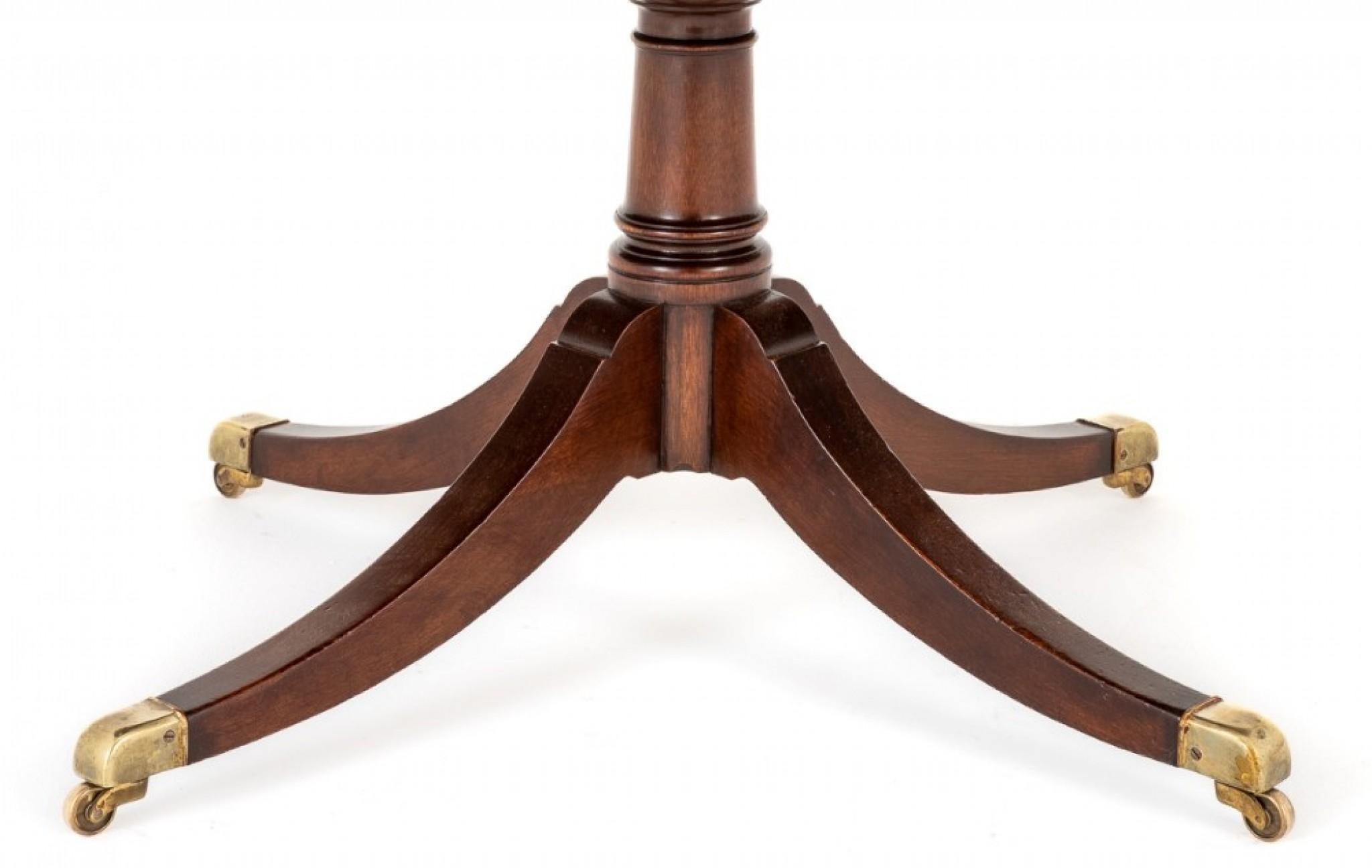 Regency-Lesetisch aus Mahagoni. Um 1800. Dieser recht interessante Tisch steht auf konischen Beinen mit Messingrollen. Der Tisch verfügt über Scheinschubladen an der Vorderseite und hat eine ansteigende und abfallende Lesehöhe. Eine Seite des