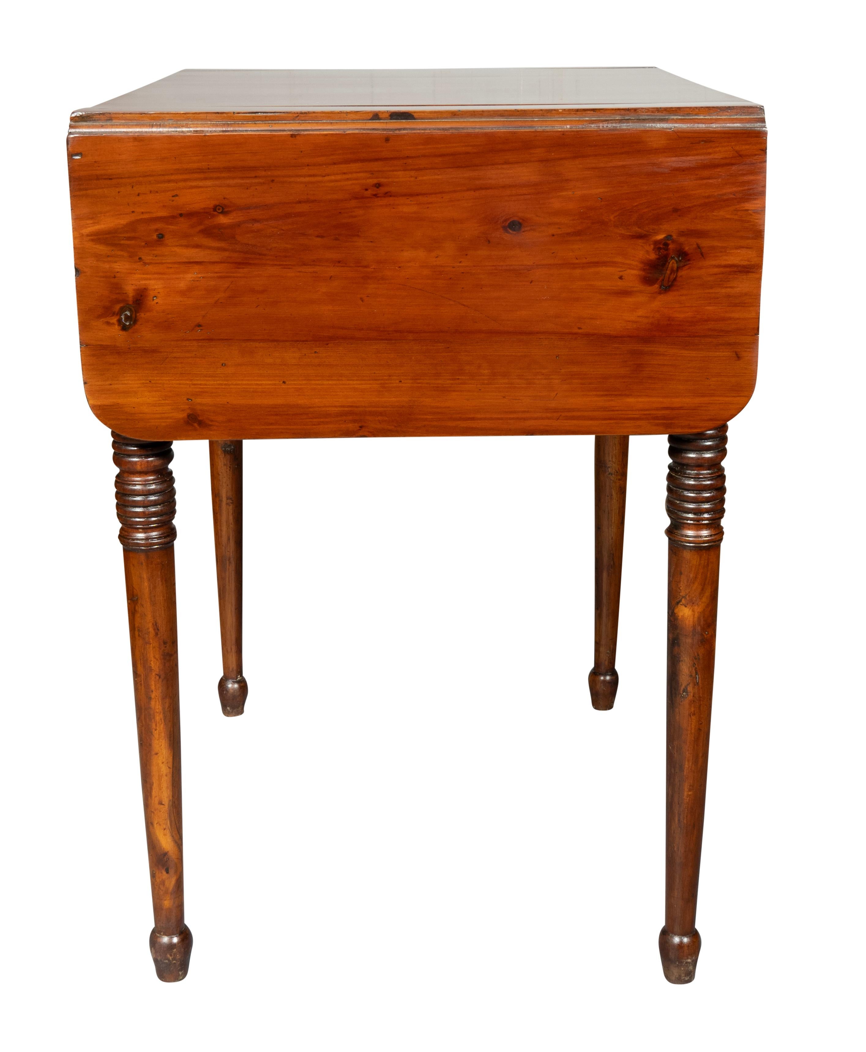 Anglais Table Régence rouge en bois de cèdre, probablement de Bermude en vente