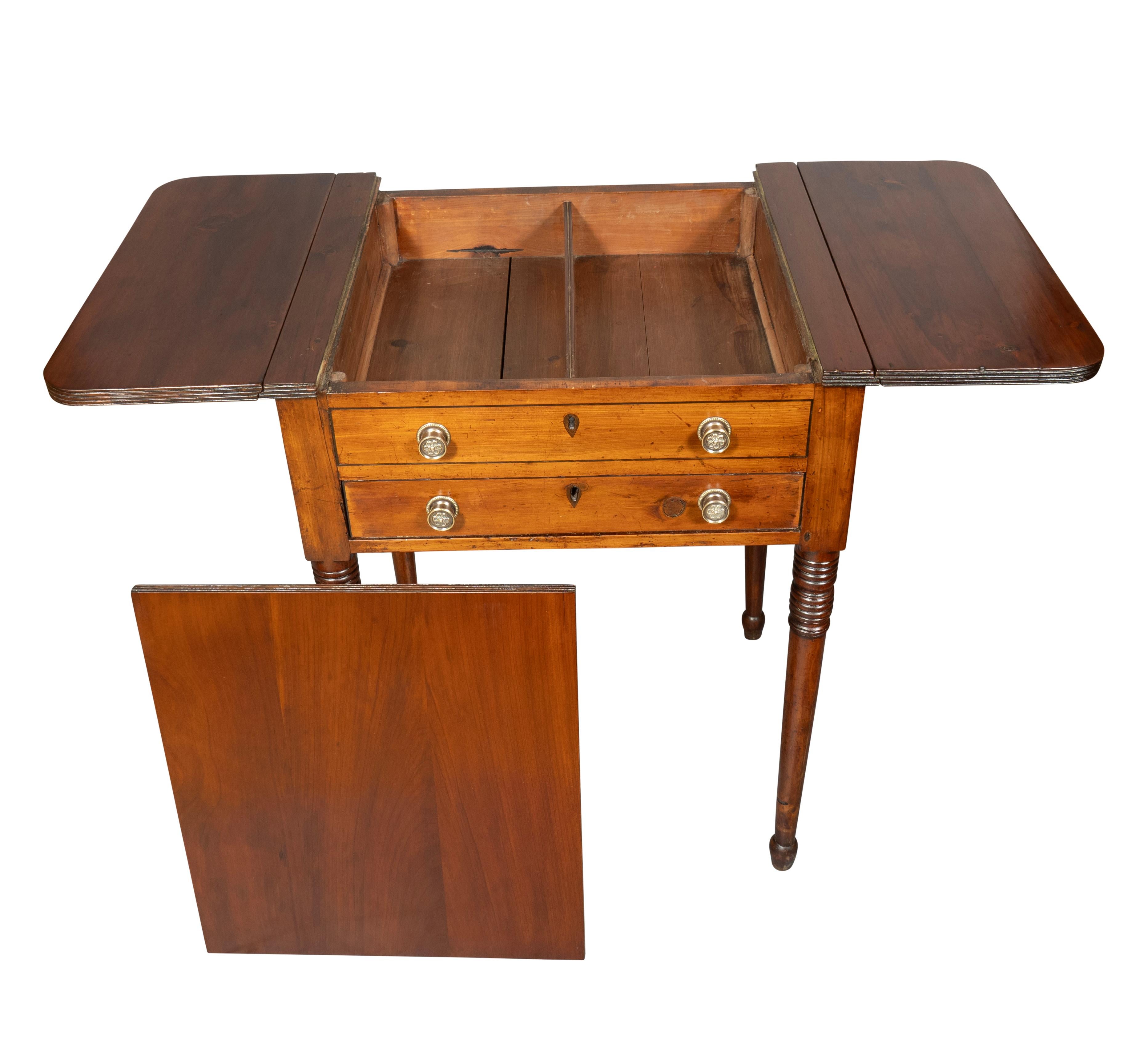 Laiton Table Régence rouge en bois de cèdre, probablement de Bermude en vente