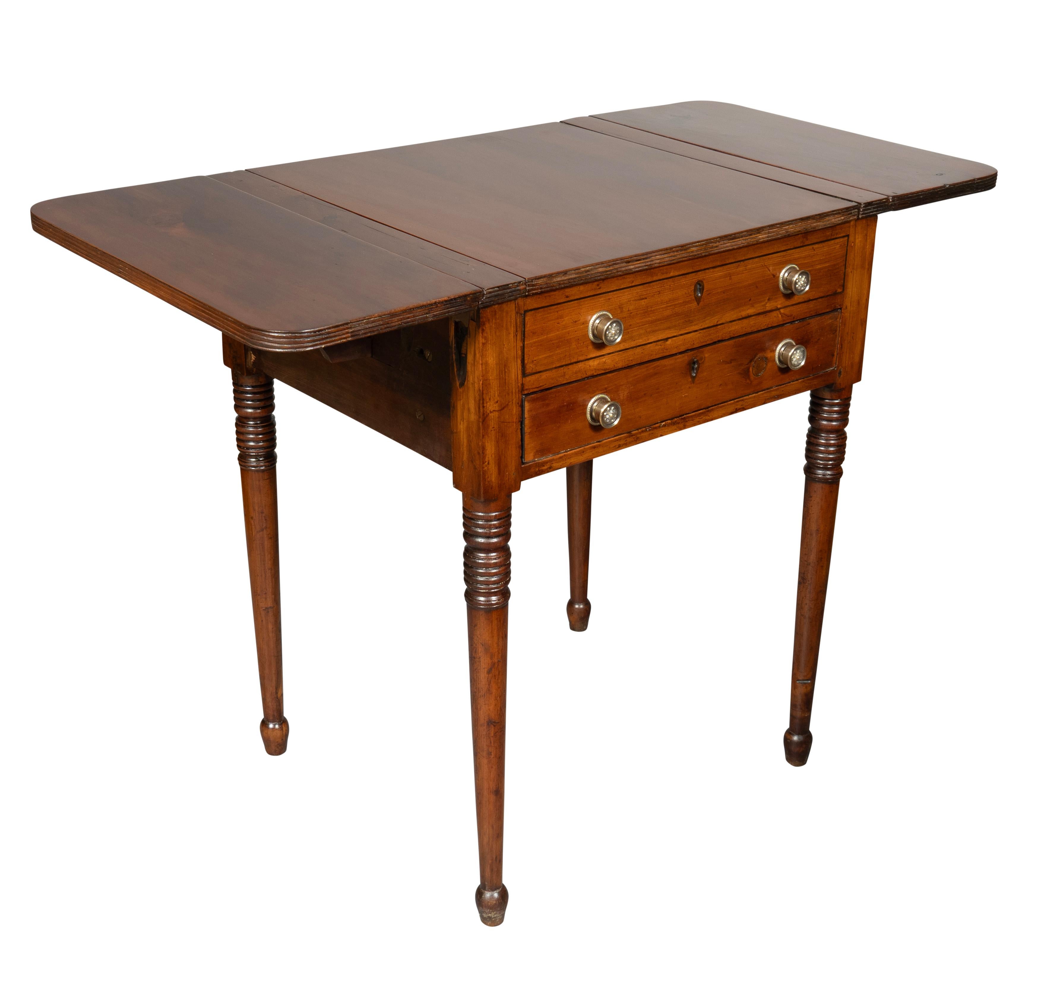 Table Régence rouge en bois de cèdre, probablement de Bermude en vente 1