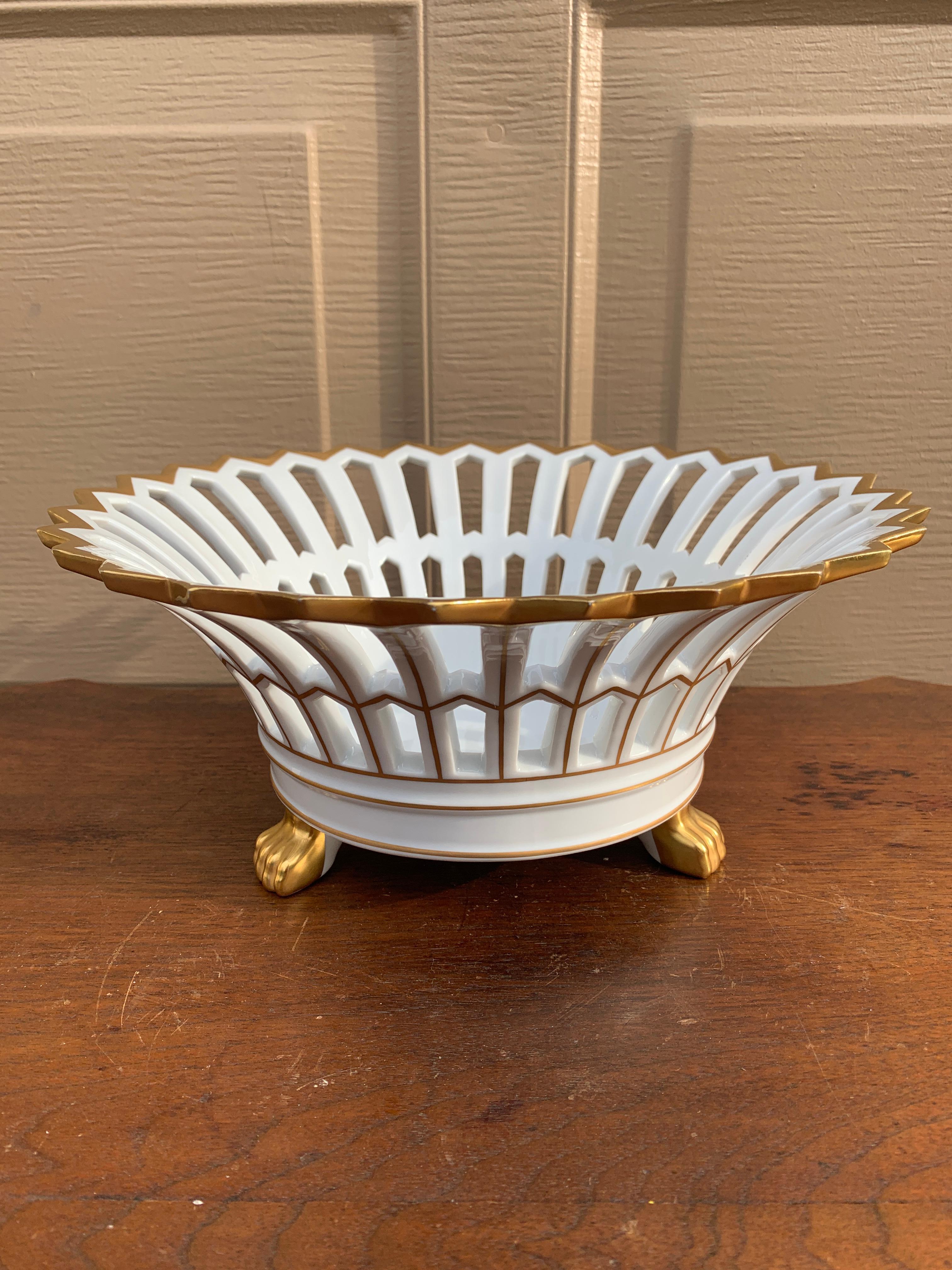 A gorgeous white & gold regency style reticulated porcelain lion paw footed basket compote

Portugal, Circa late 20th century

Measures: 10.5