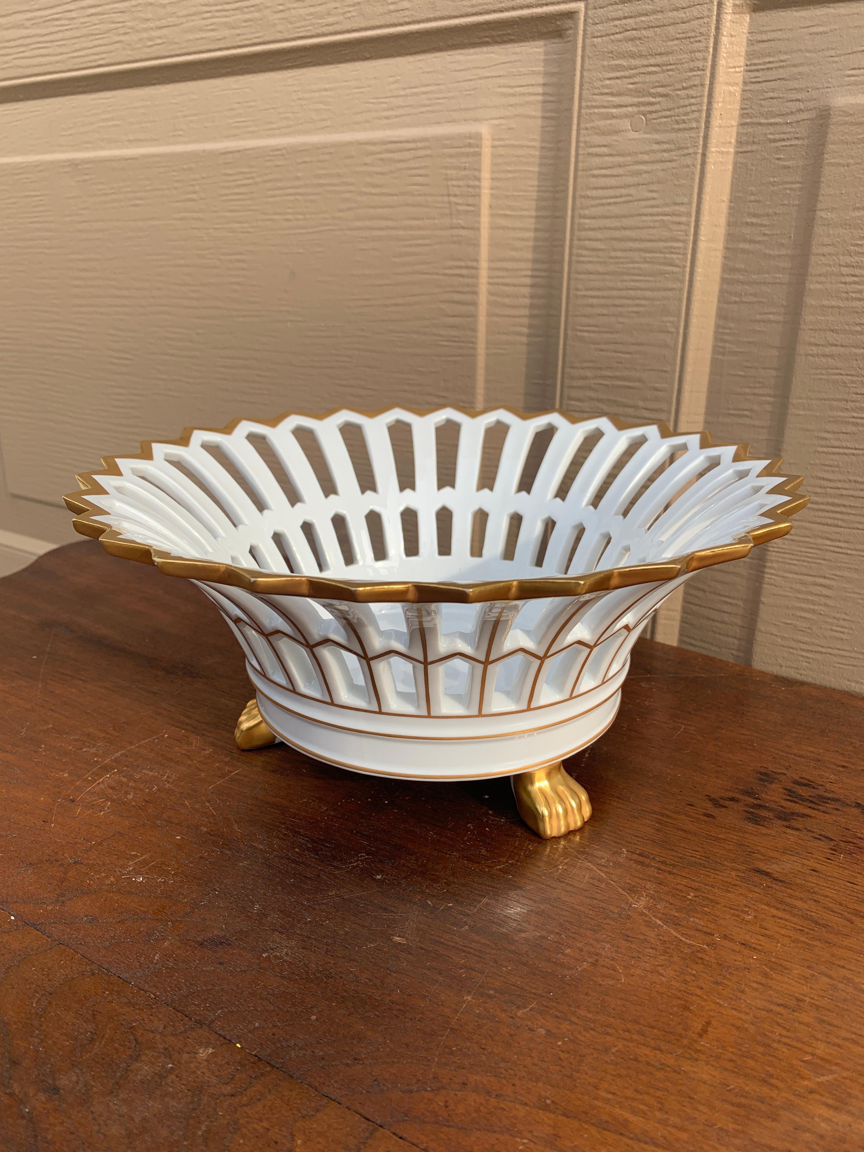 Regency Reticulated Gold Gilt Porcelain Lion Paw Footed Basket In Good Condition For Sale In Elkhart, IN
