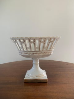Panier en porcelaine réticulée de style néoclassique et régence du milieu du 20e siècle