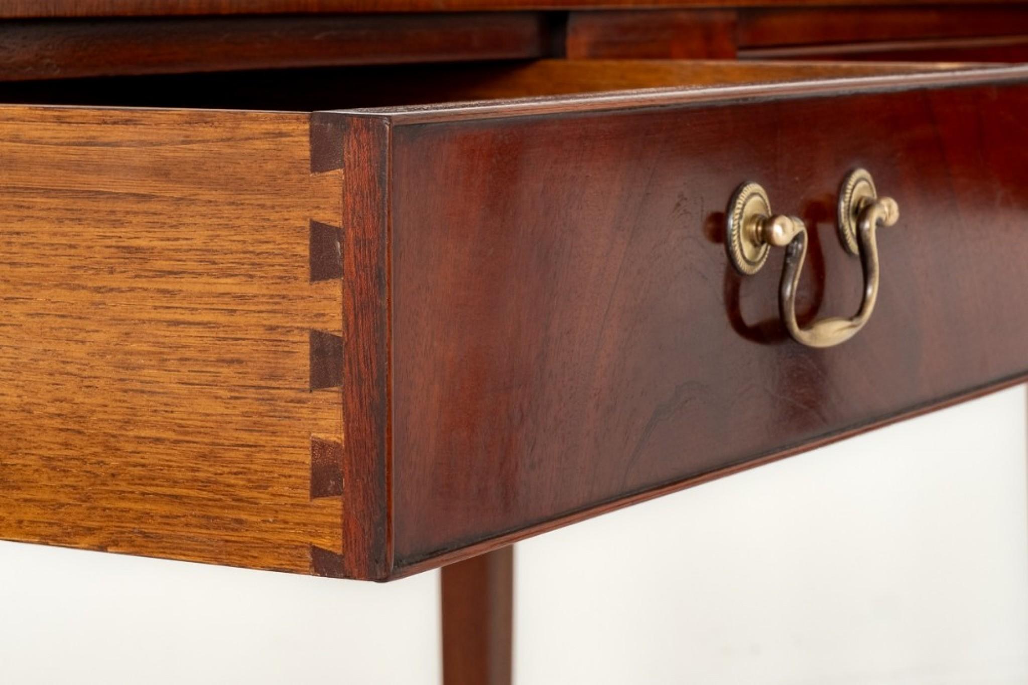 Pair of Regency Revival Mahogany Console Tables.
This Elegant Pair of Console Tables Both Feature 2 x Oak Lined
Drawers with Brass Swan Neck Handles.
Standing Upon Elegant Tapered Legs with Brass Castors.
Circa 1920
The Tops of the Tables Having